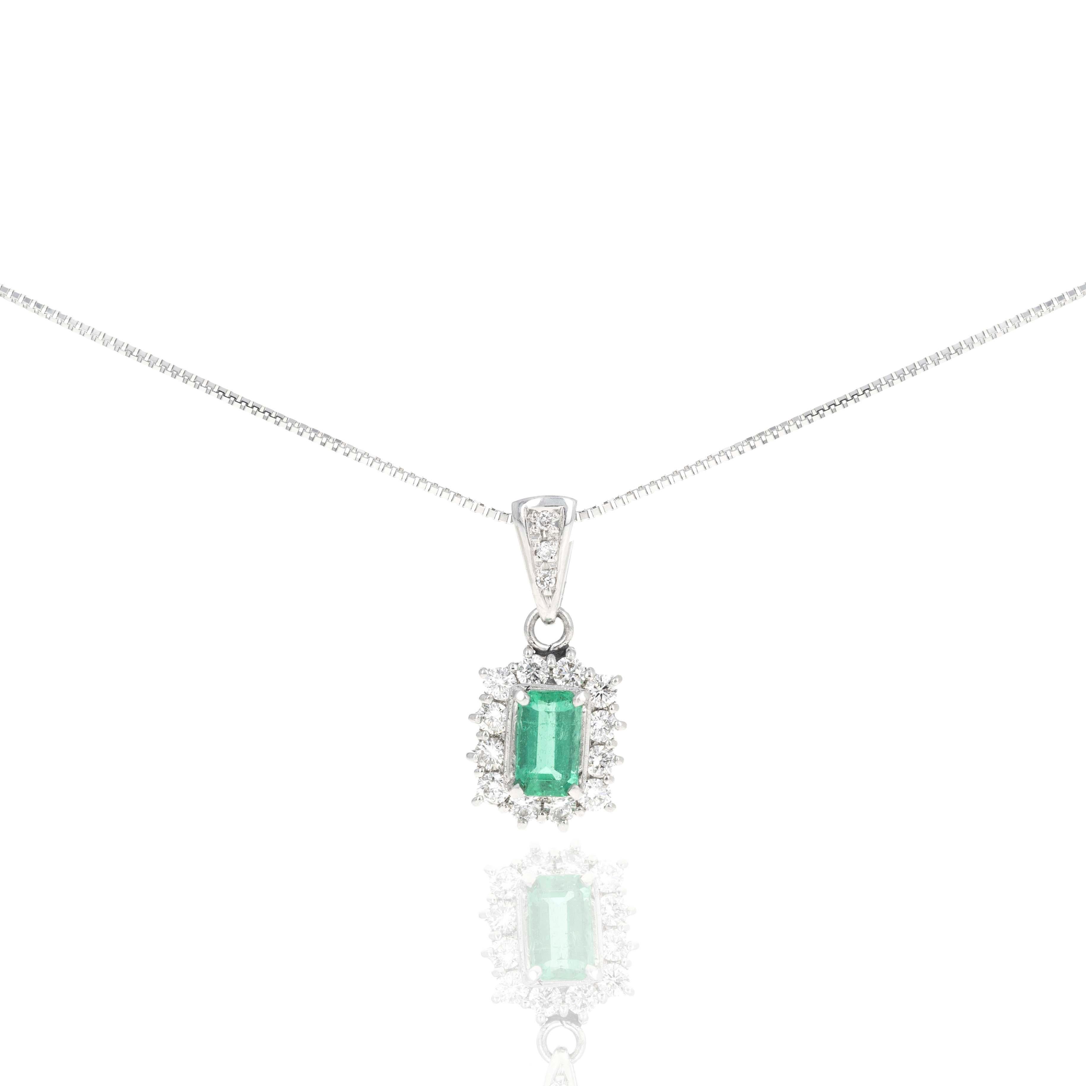 Collier pendentif halo d'émeraudes de 0,48 carat et de diamants en vente 1