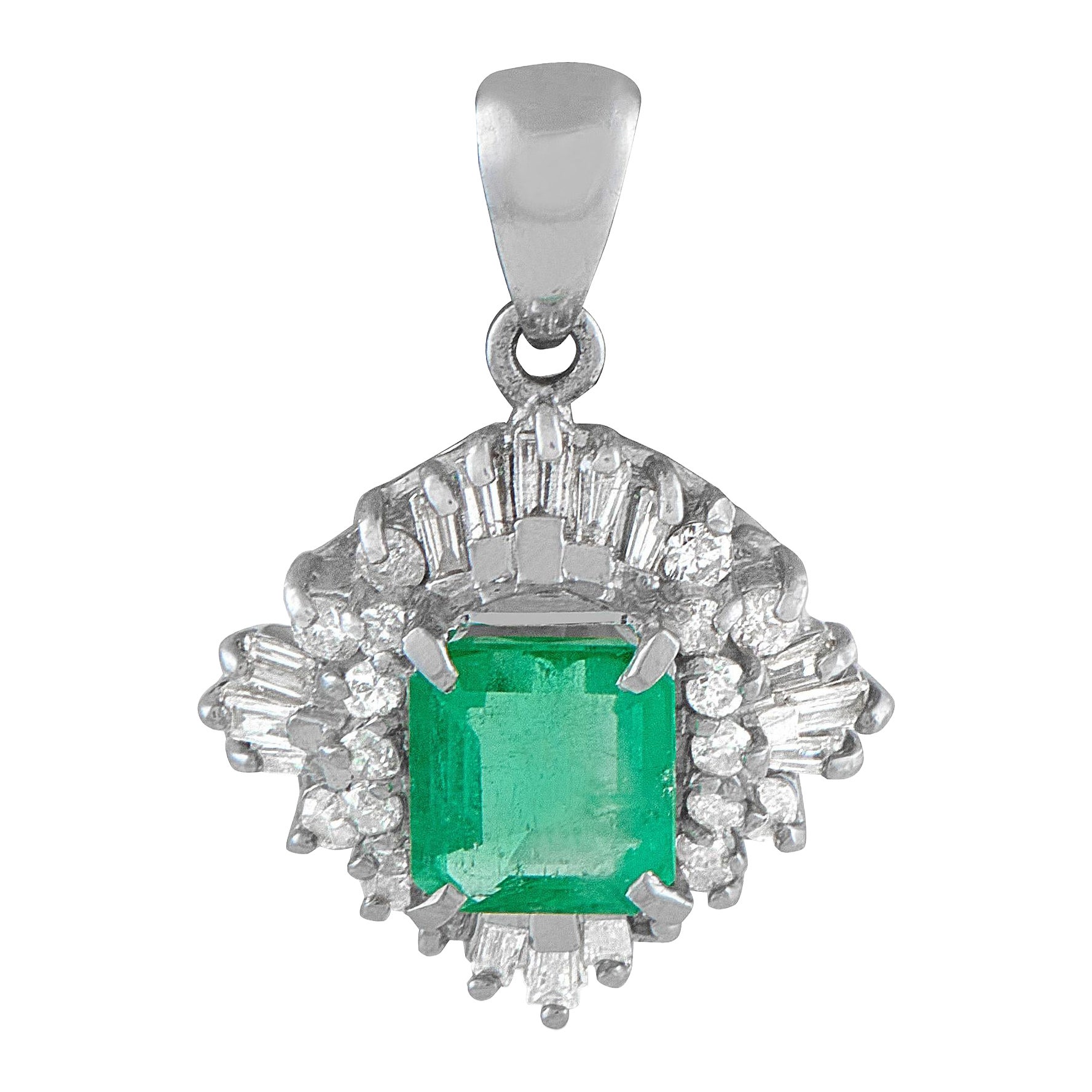 Ciondolo in platino con diamante e smeraldo da 0,48 carati MF10-121625 in vendita