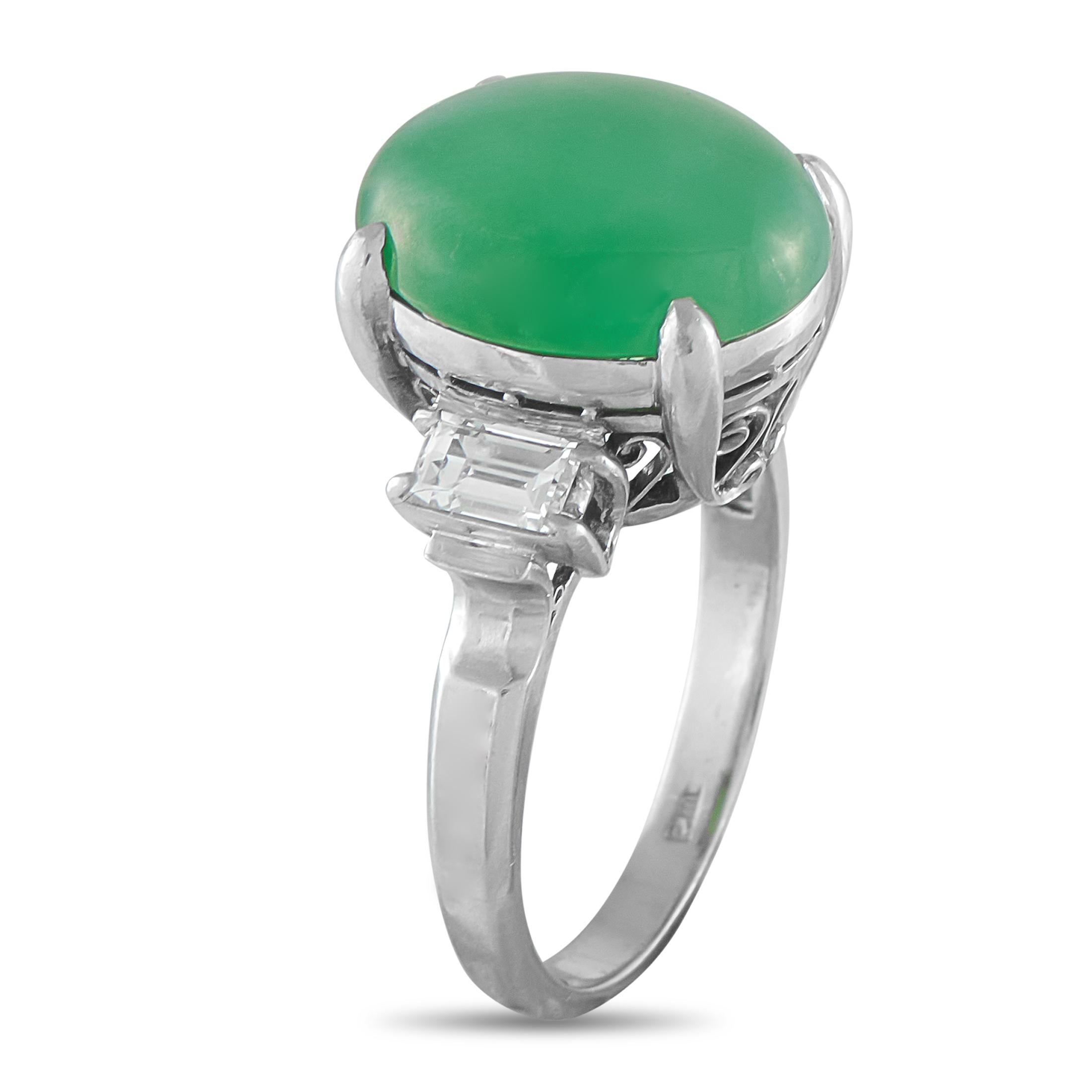 Plus qu'un bijou, cette bague est un symbole d'équilibre et de sérénité. Il est serti d'un cabochon ovale de jade, qui brille d'une teinte à la fois vivante et calme, d'une profondeur infinie. La pierre précieuse verte repose sur un délicat anneau