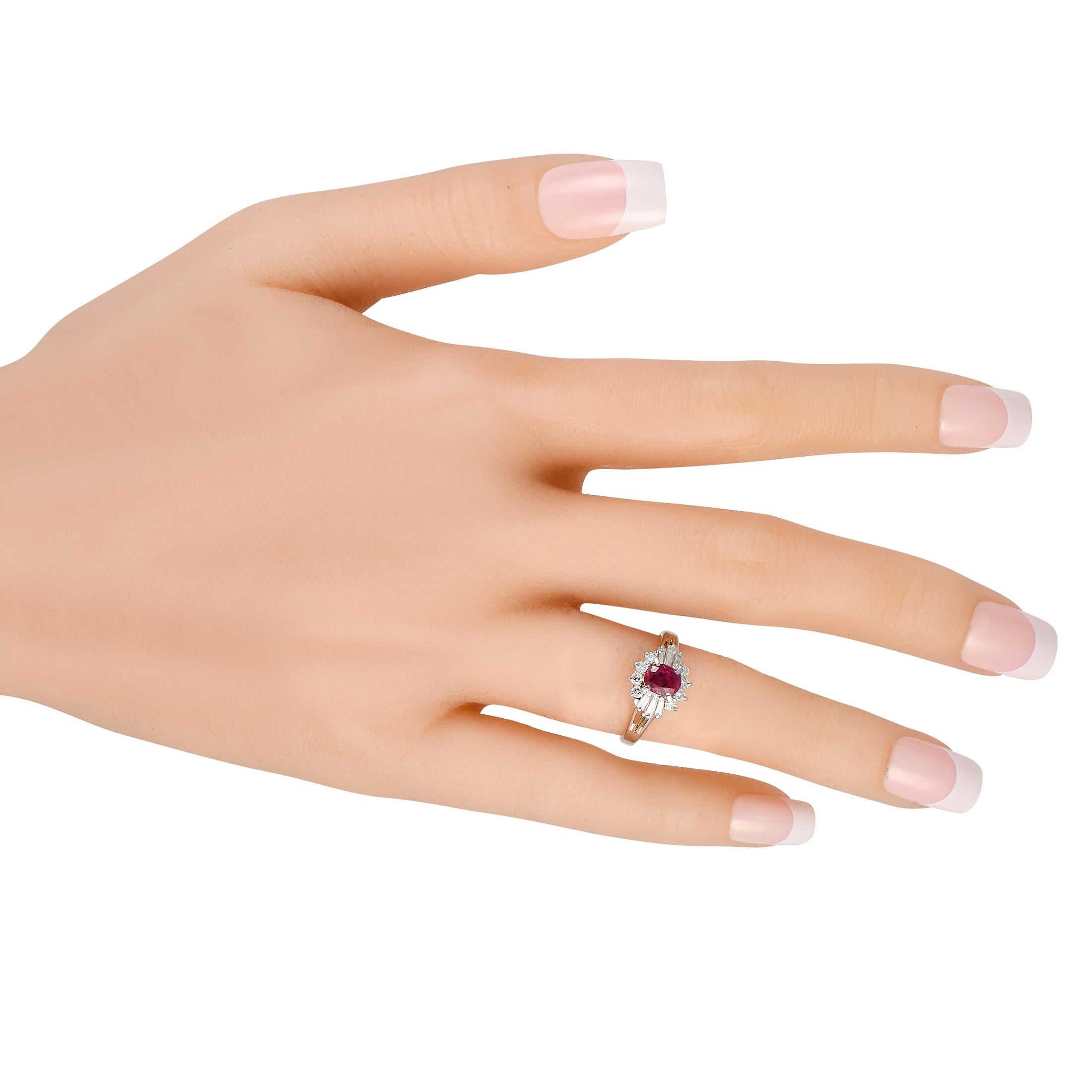 Taille ronde Bague en platine avec diamants 0,48 carat et rubis en vente