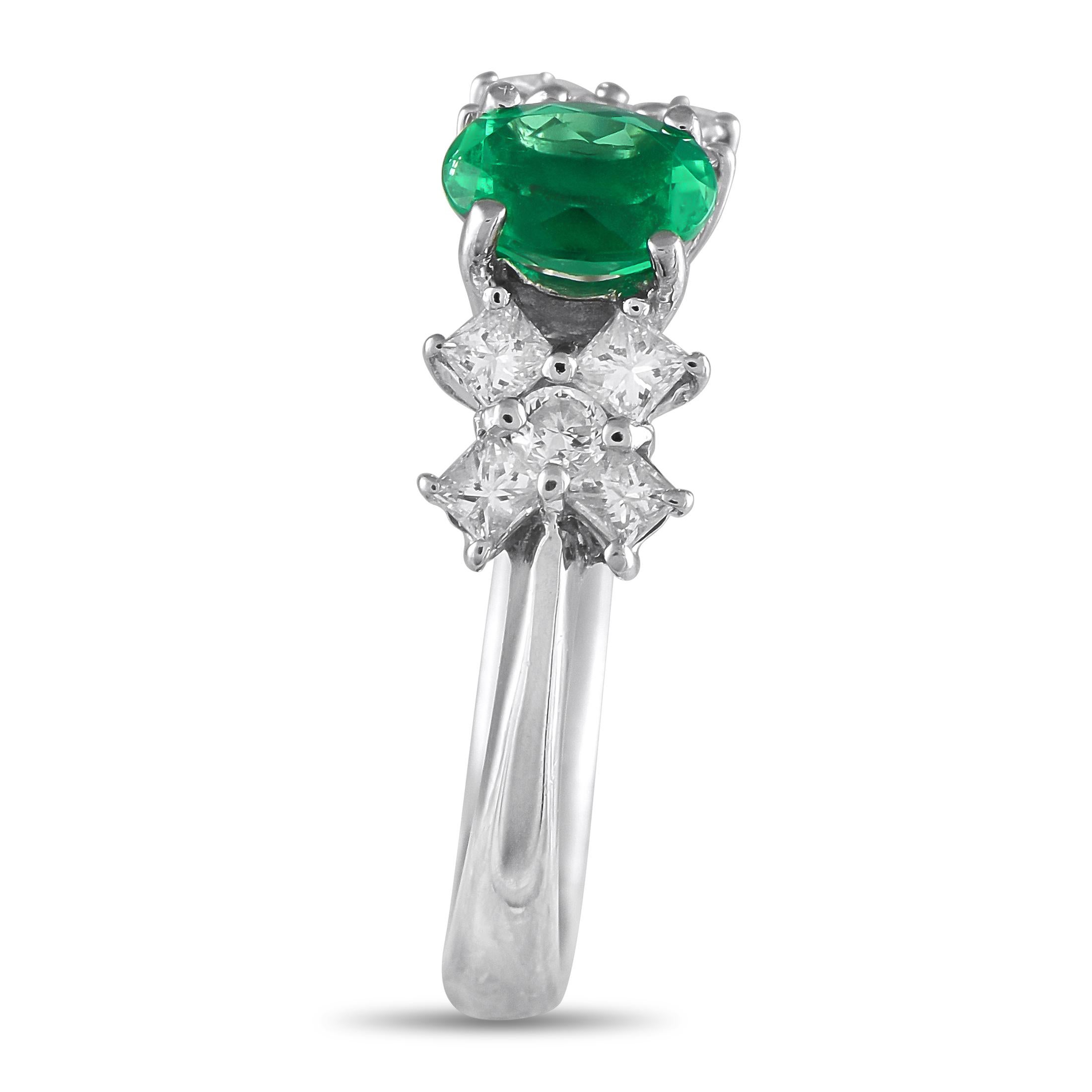Questo anello radioso possiede un'eleganza di ispirazione vintage. I diamanti, con un peso totale di 0,50 carati, conferiscono a questo pezzo un grande splendore, mentre la pietra centrale smeraldo, con taglio ovale e 0,57 carati, aggiunge un