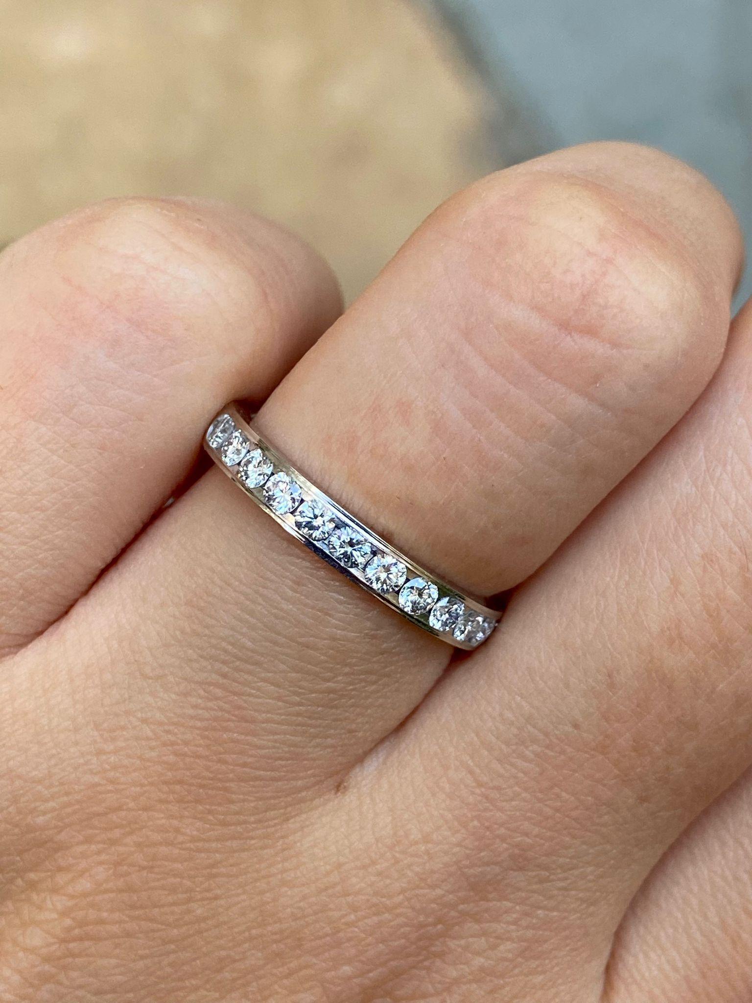 Taille ronde Alliance d'anniversaire de mariage en platine avec diamant taille ronde de 0,50 carat, taille confortable en vente