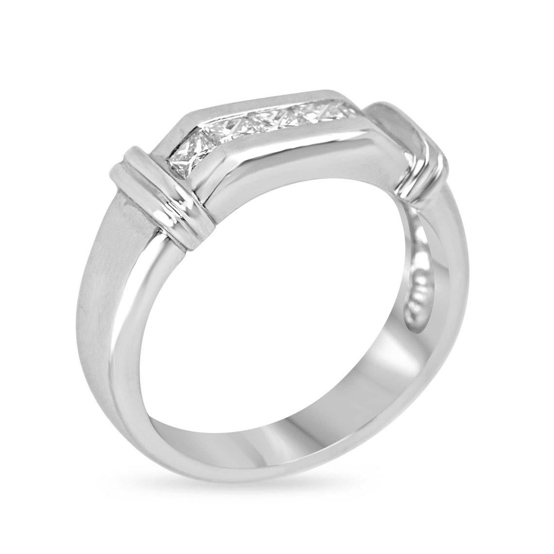 Élevez votre style avec notre bague à diamant pour homme, un chef-d'œuvre de sophistication et de force. Cette bague exquise met en valeur cinq éblouissants diamants de taille princesse, solidement sertis en canal au cœur de l'anneau, entourés de