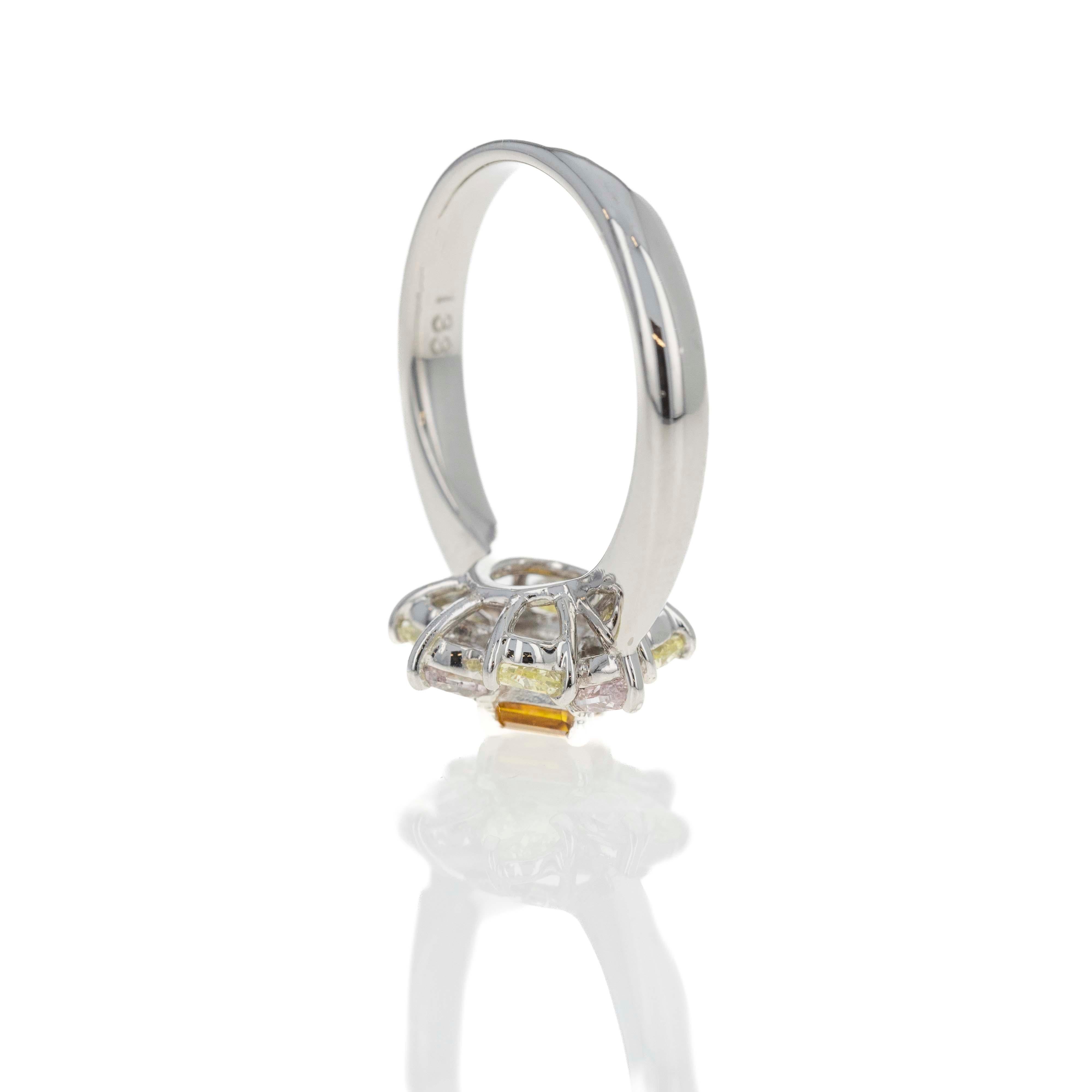 Epoca: Nuovo
Composizione: Platino
A. Stone: Un diamante taglio Kite
Peso in carati: 0,52 carati
Colore/Clarità: Arancione fantasia / SI2
Pietre d'Accento: Otto diamanti a pera e marquise
Peso in carati: Circa 1,33 carati in totale
Colore/Clarità:
