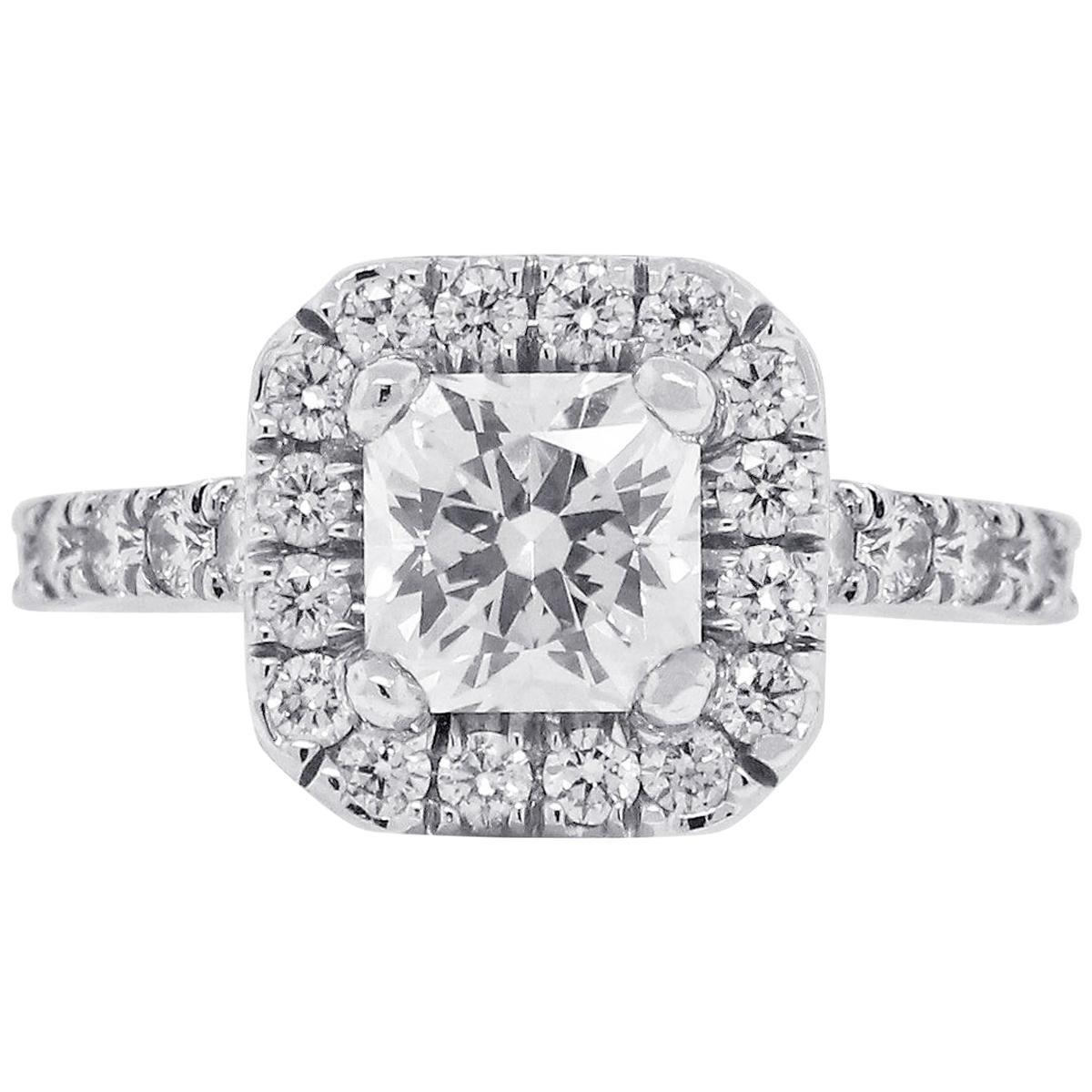 Bague de fiançailles en platine avec diamant cœurs sur feu de 0,52 carat en vente