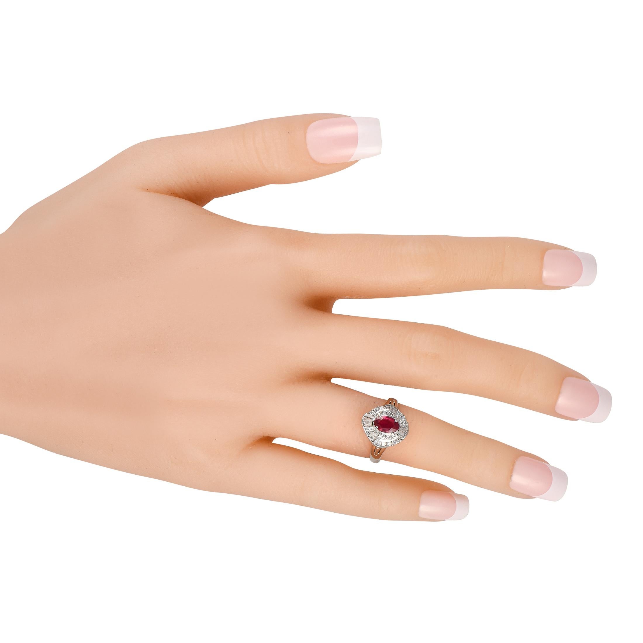 Taille ronde Bague halo de 0,52 carat de diamants et rubis à gradins en vente