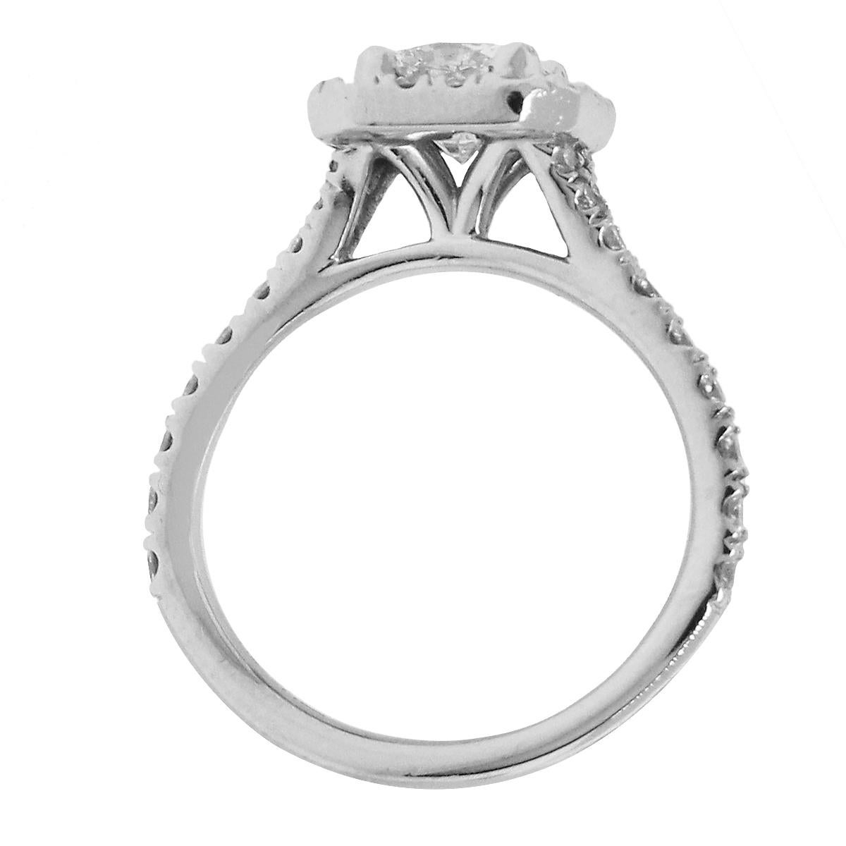 Taille carrée Bague de fiançailles en platine avec diamant cœurs sur feu de 0,52 carat en vente
