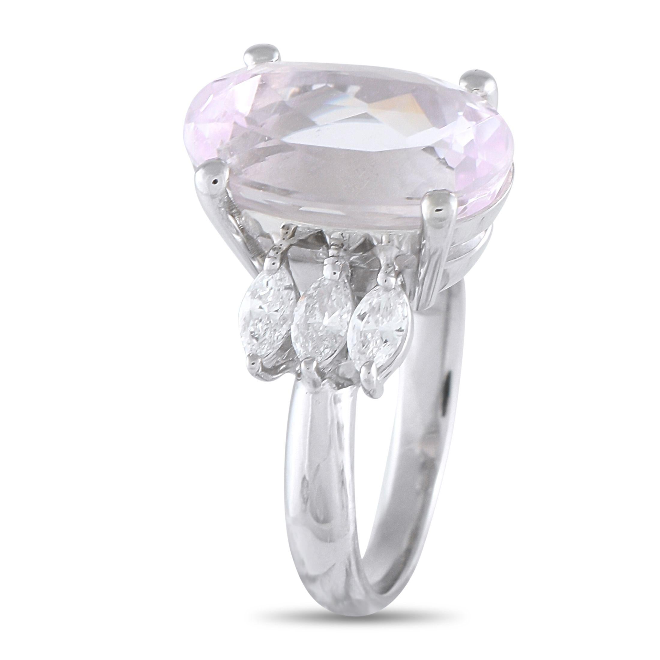 Léger comme un murmure, doux comme un secret. Cette bague en platine présente une kunzite de 6,03 ct d'un délicat rose lavande, flanquée de trios de diamants marquises qui captent la lumière à chaque tour. La pierre centrale est sertie en hauteur