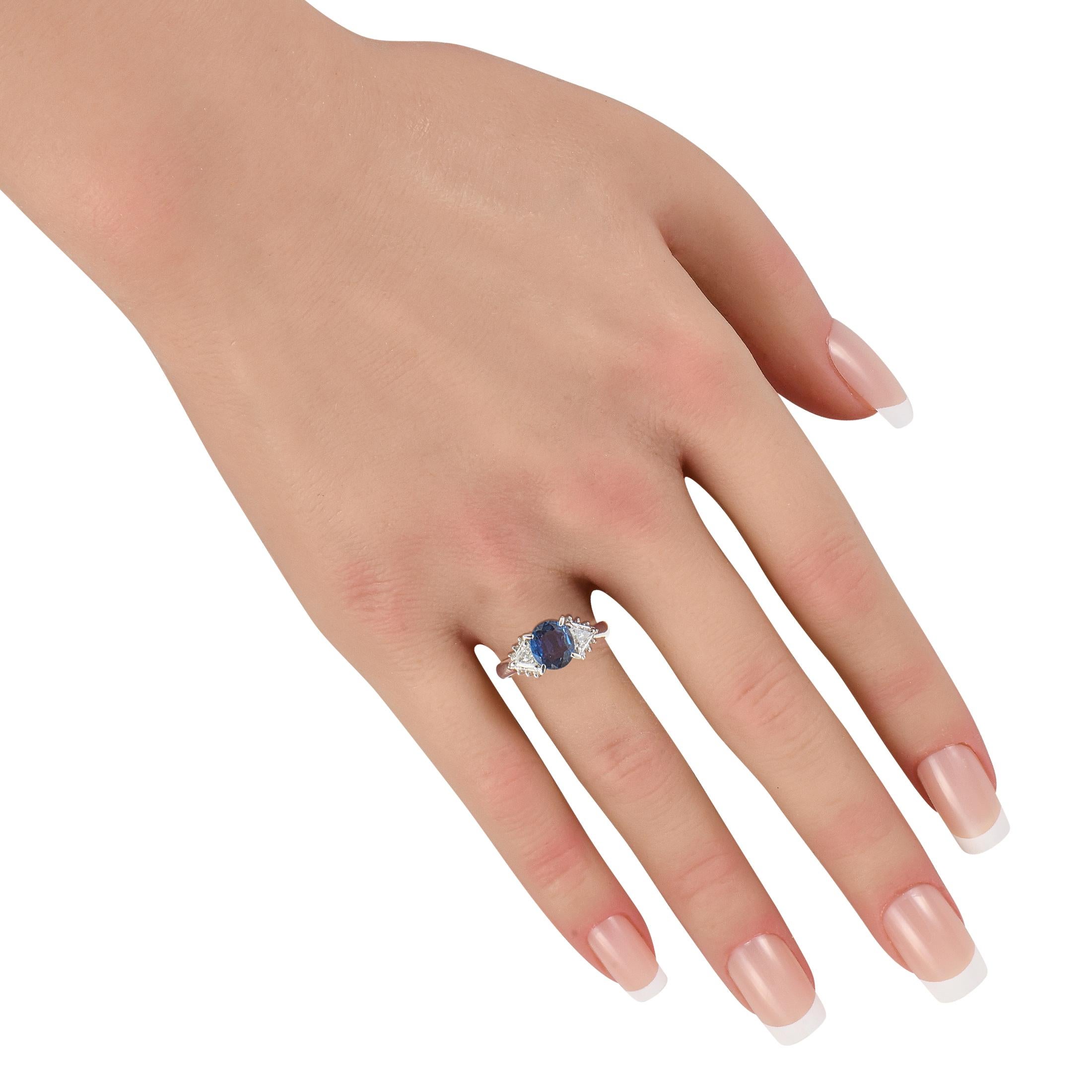 Platinum 0.53ct Diamond and Sapphire Ring MF04-110525 (Trillionschliff) im Angebot