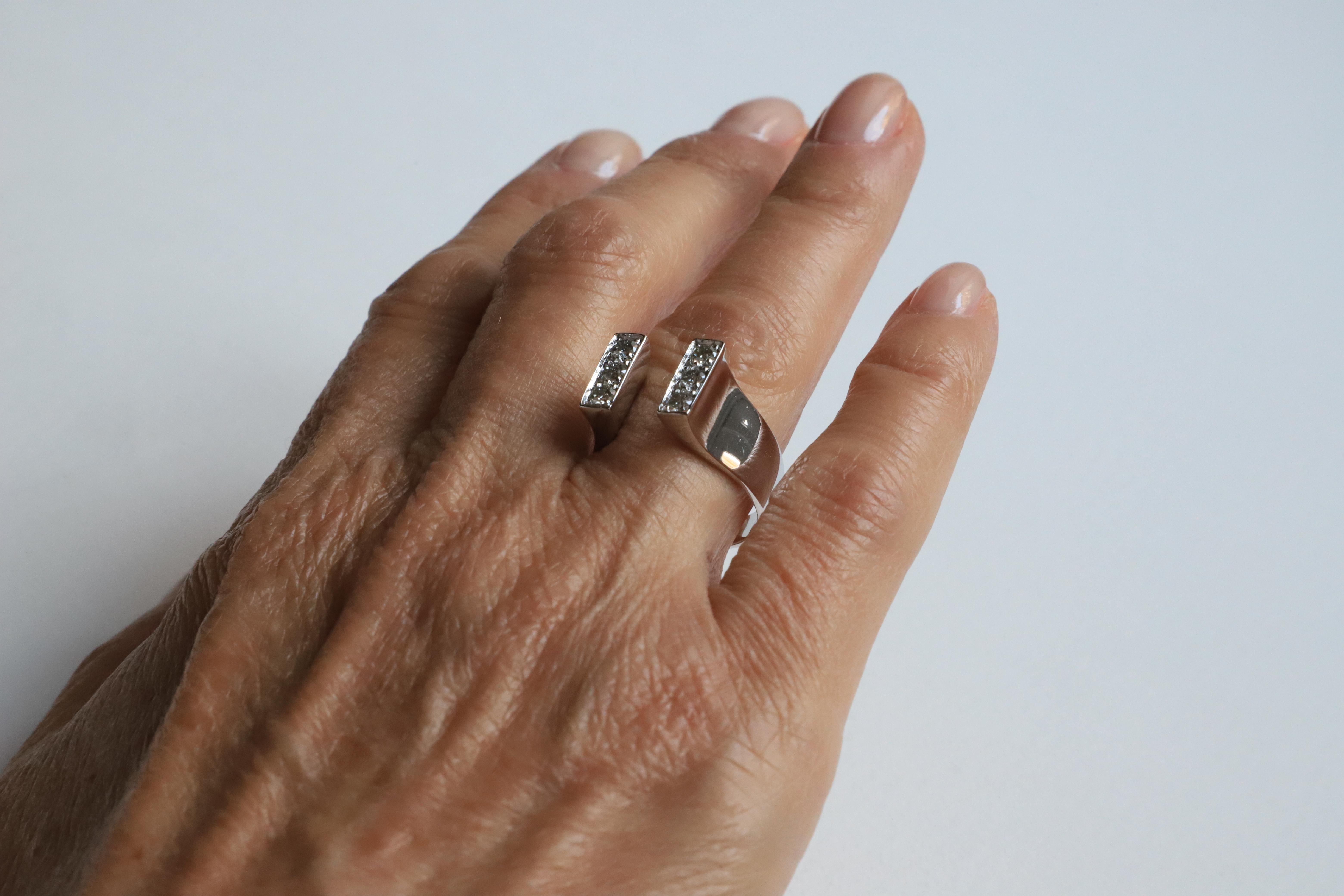 Platin 0,54 Karat Brillantschliff Weiß Diamanten Magnet Verlobungsring Design 
Der Ring Magnet ist handgefertigt aus Platin und leuchtenden weißen Diamanten im Brillantschliff. 
Jede Größe ist auf Bestellung innerhalb von zwei Wochen