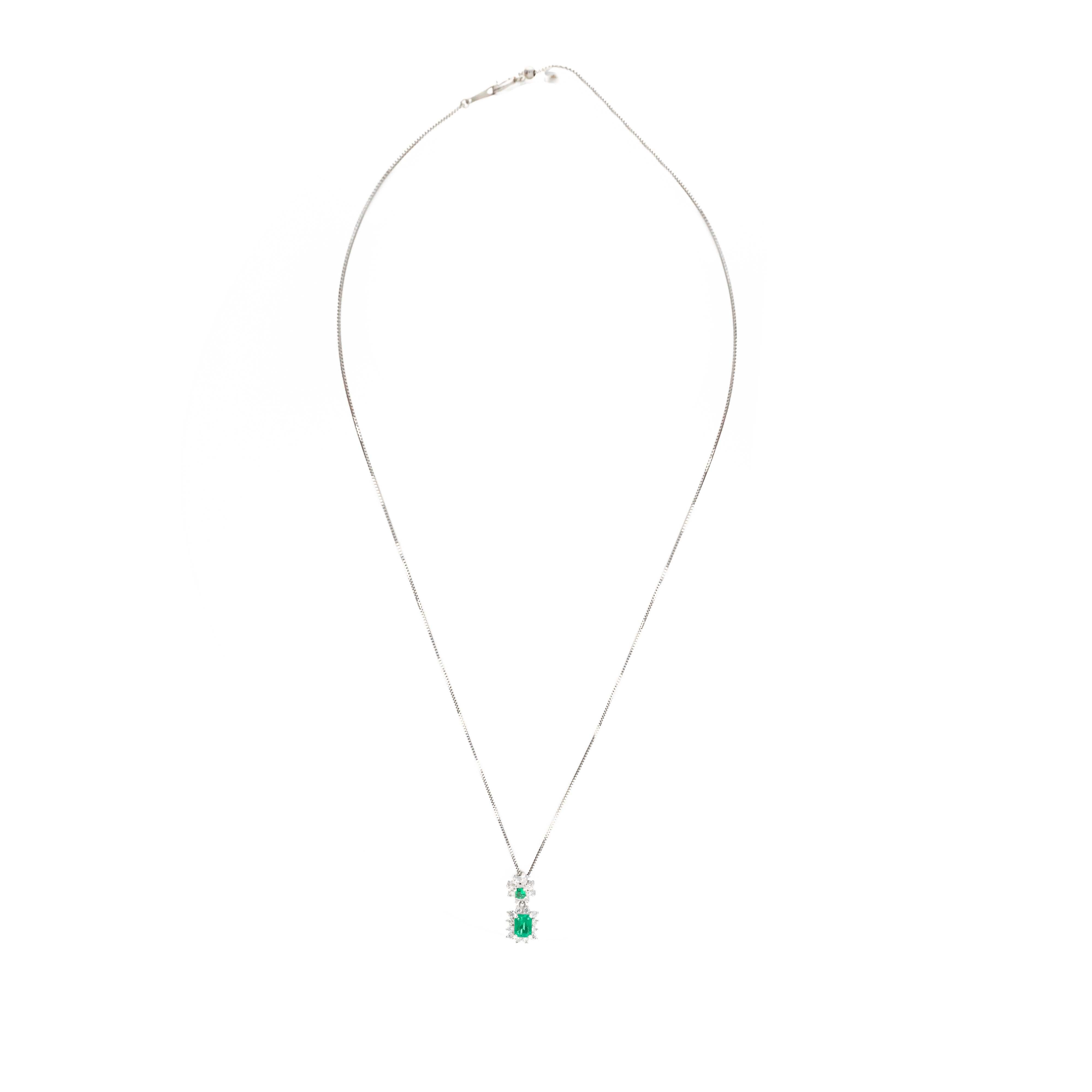 Platin 0,55 Karat Smaragd-Diamant-Halo-Tropfen-Anhänger-Halskette im Zustand „Hervorragend“ im Angebot in Cape May, NJ