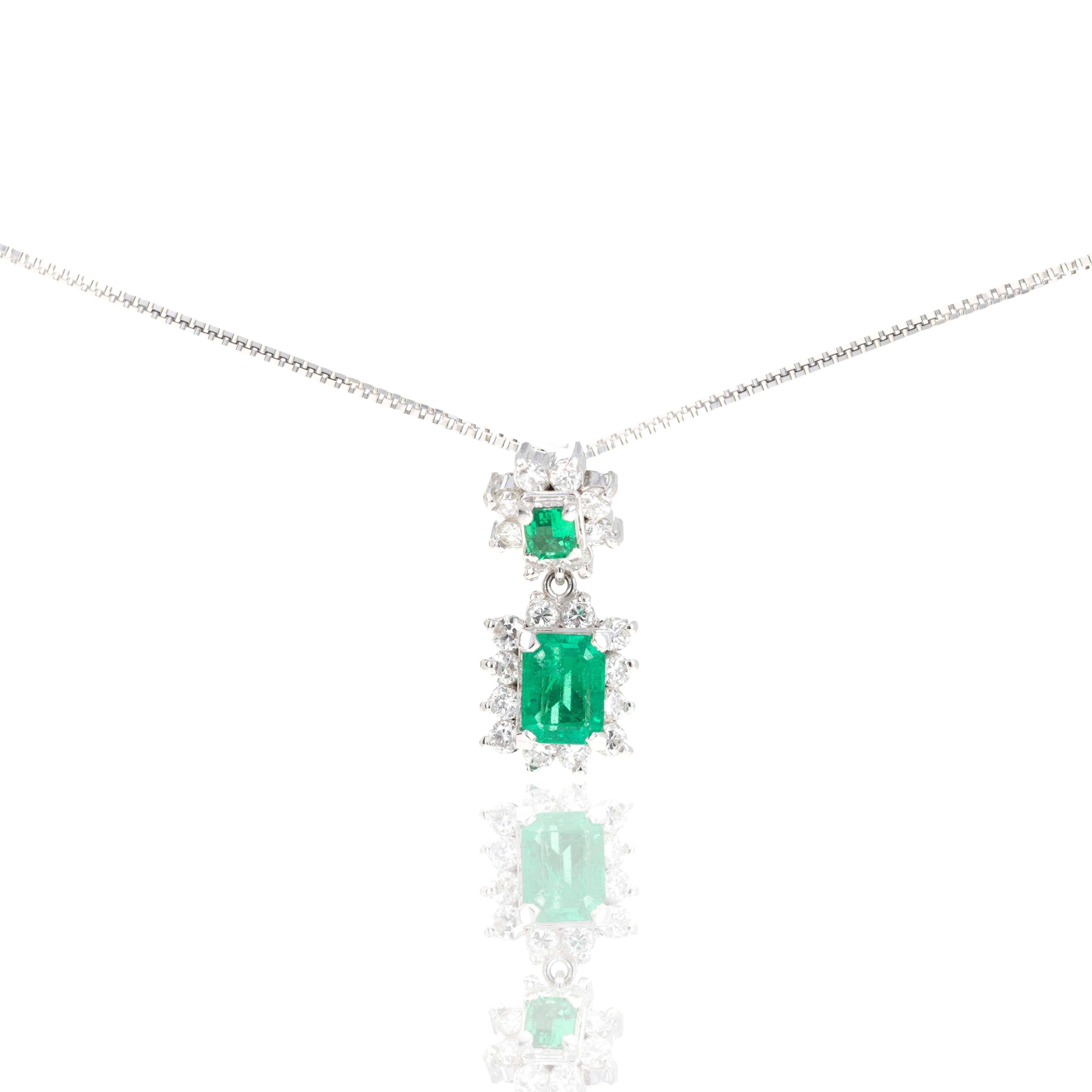 Platin 0,55 Karat Smaragd-Diamant-Halo-Tropfen-Anhänger-Halskette im Angebot 1