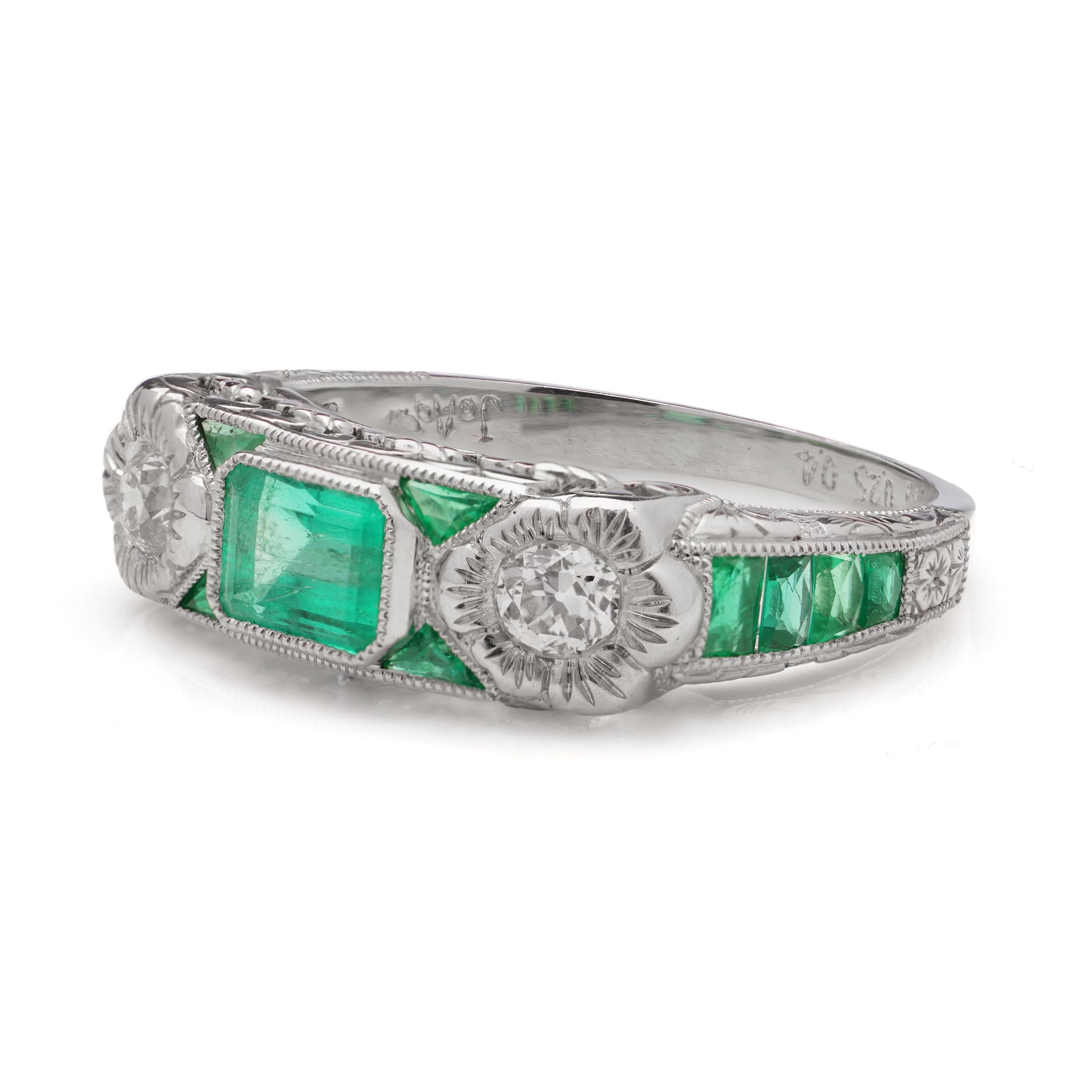 Platinum 0.55 carats of Emerald - cut Emerald ring For Sale 1