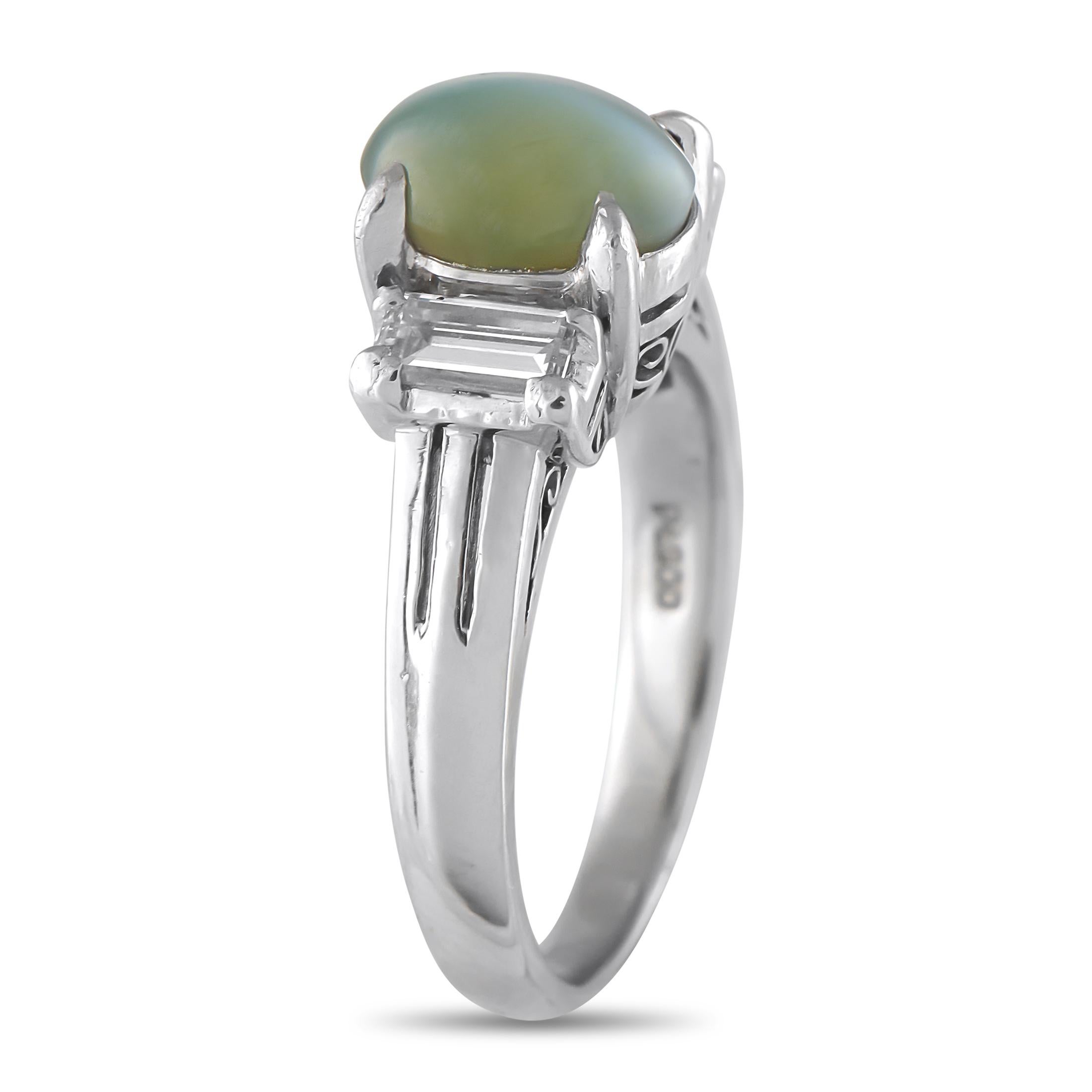 Uno zaffiro blu intenso è il protagonista di questo anello, circondato da un'aureola di diamanti brillanti. Il doppio gambo diviso dell'anello è finemente realizzato e appare come una leggera cresta che offre una dimensione understated al design