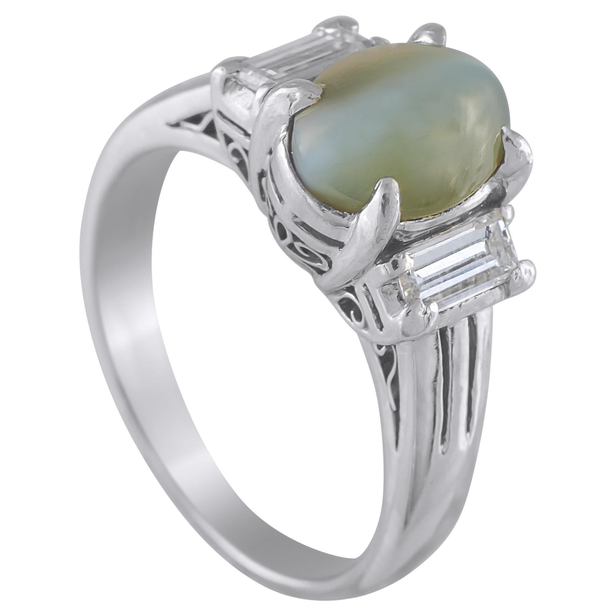 Anello in platino con diamante e occhio di gatto da 0.58 carati