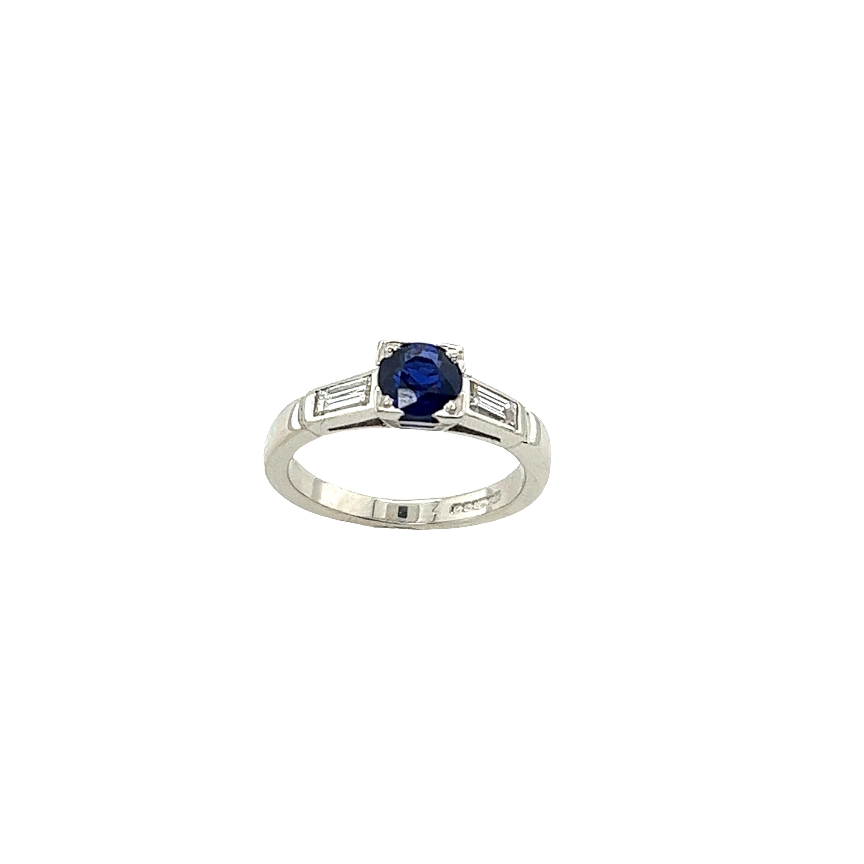 Round Cut Platinum 0.60ct Sapphire & Diamond Ring Set With 2 Baguettes Diamonds on Sides For Sale