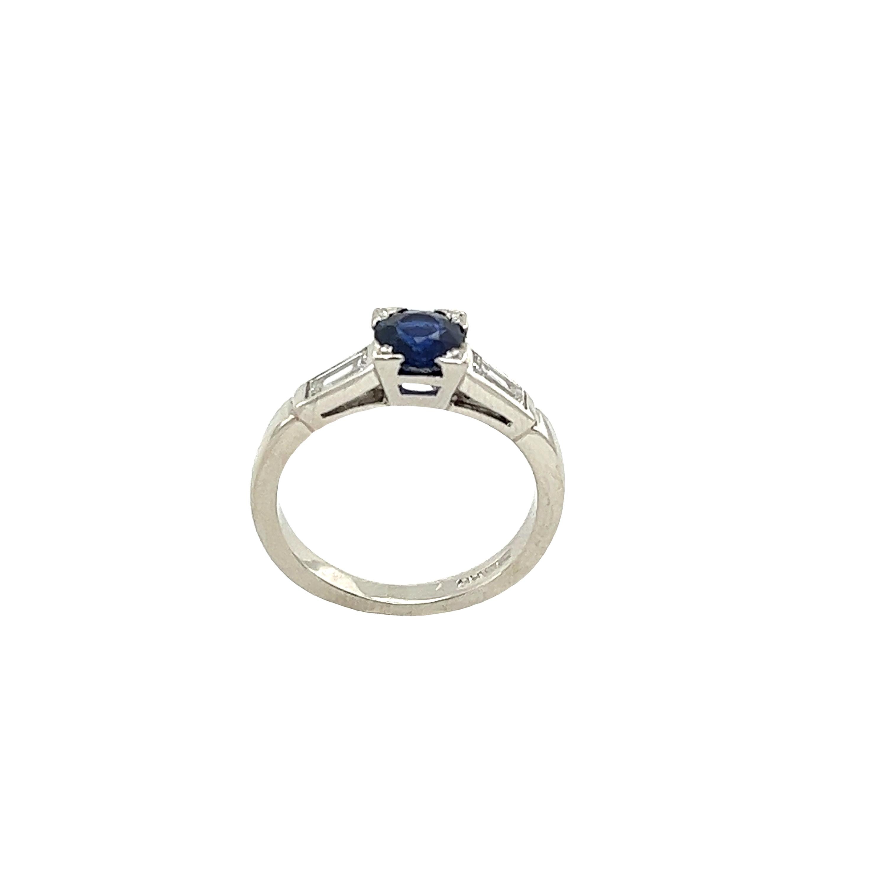 Platinum 0.60ct Sapphire & Diamond Ring Set With 2 Baguettes Diamonds on Sides In Excellent Condition For Sale In London, GB
