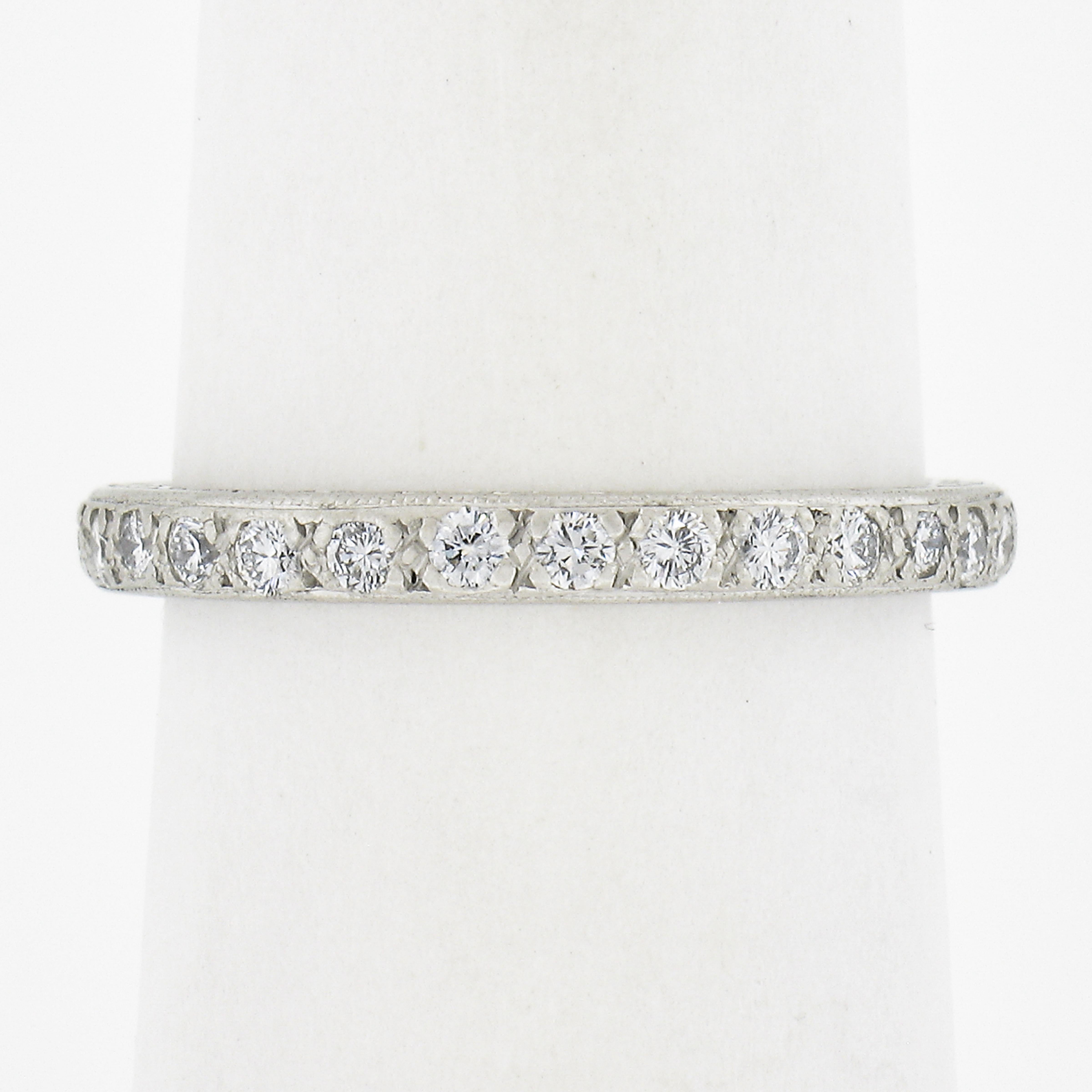--Stein(e):--
(29) Natürliche echte Diamanten - Runder Brillantschliff - Milgrain Pave Set -  Farbe G/H - Reinheit VS1-SI1 - 0,60ctw (ca.)

MATERIAL: Massiv .900 Platin
Gewicht: 3.33 Gramm
Ringgröße: 6.0 (Passt auf einen Finger. Wir können diesen