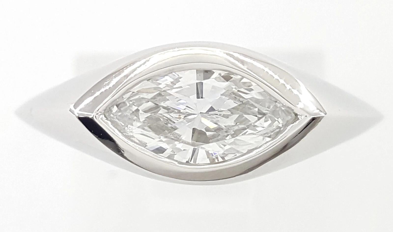 Interpretazione elegante e moderna di un'eleganza senza tempo, questo anello di fidanzamento in platino presenta un diamante naturale taglio brillante marquise da 0,63 carati, incastonato a est-ovest in una raffinata montatura. La pietra centrale è