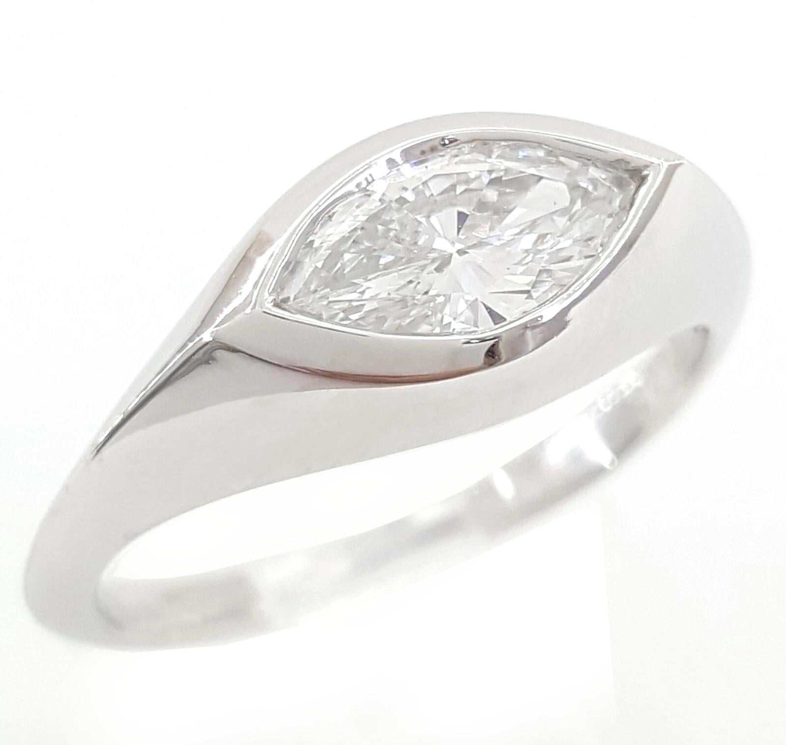 Contemporaneo Anello di fidanzamento in platino con castone di diamanti marquise da 0,63 carati - Colore D VS2 in vendita