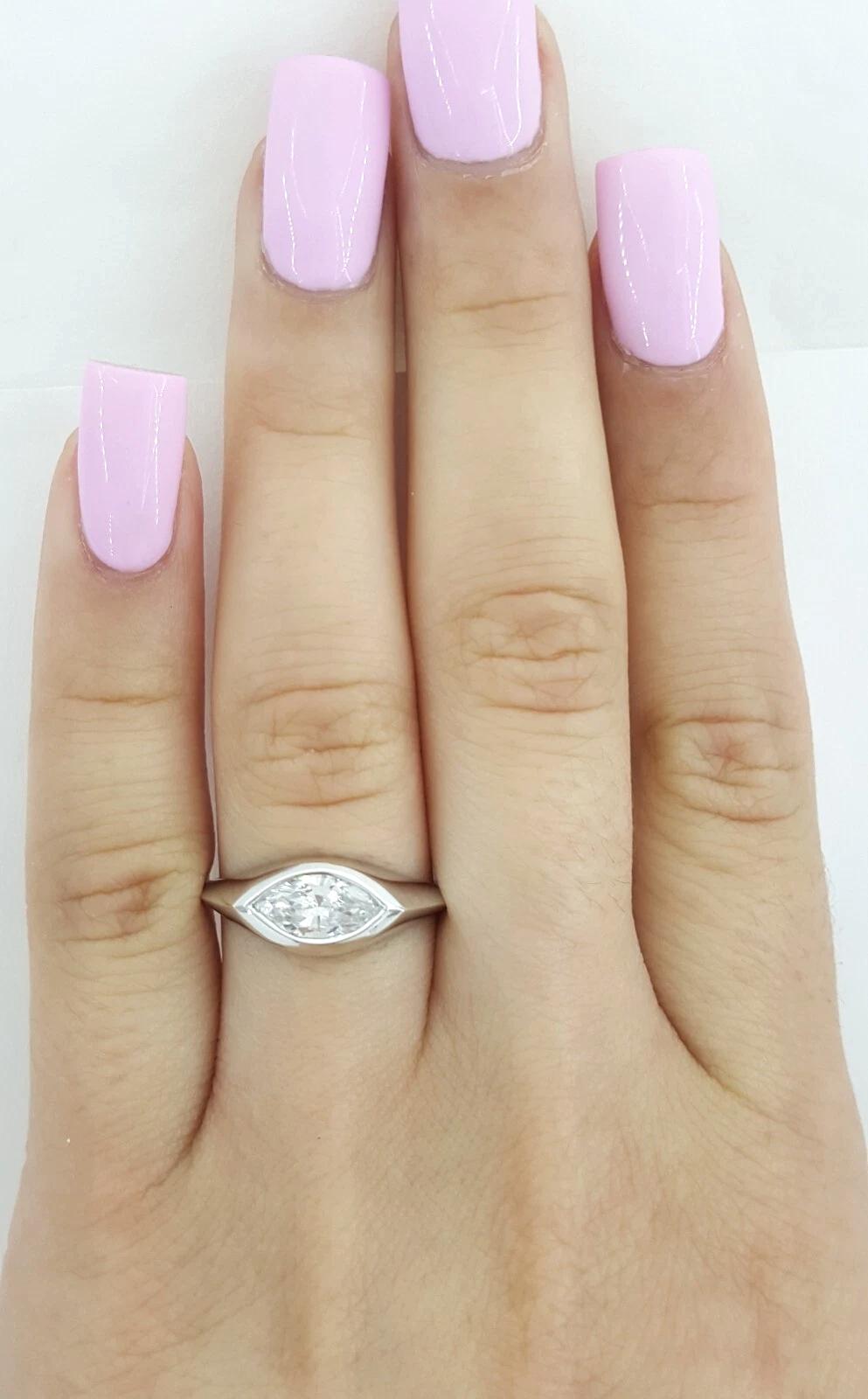 Taglio marquise Anello di fidanzamento in platino con castone di diamanti marquise da 0,63 carati - Colore D VS2 in vendita