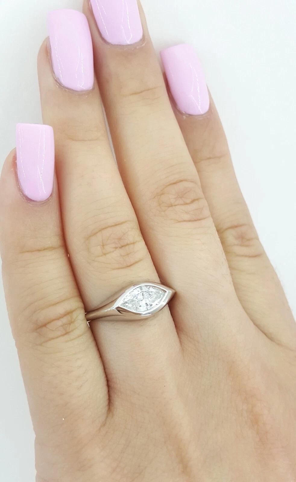 Anello di fidanzamento in platino con castone di diamanti marquise da 0,63 carati - Colore D VS2 In condizioni Nuovo in vendita a Chicago, IL