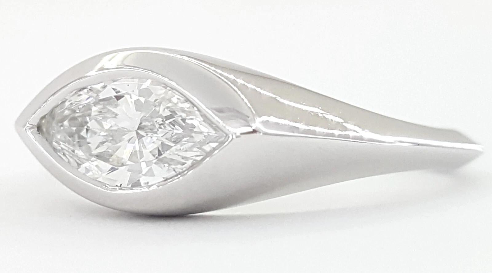 Donna Anello di fidanzamento in platino con castone di diamanti marquise da 0,63 carati - Colore D VS2 in vendita