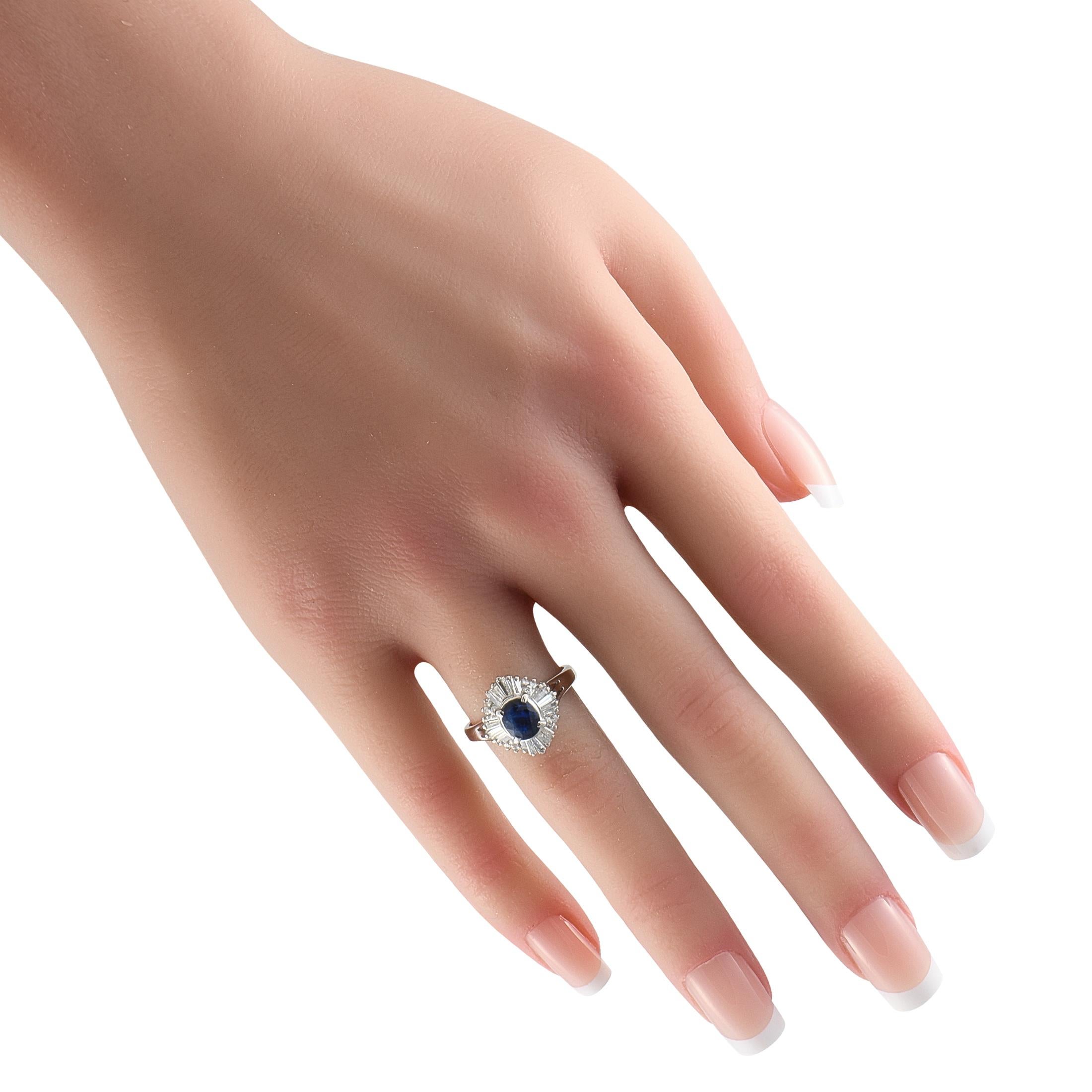 Taglio baguette Anello Ballerina in platino con diamante e zaffiro da 0.65 ct. in vendita