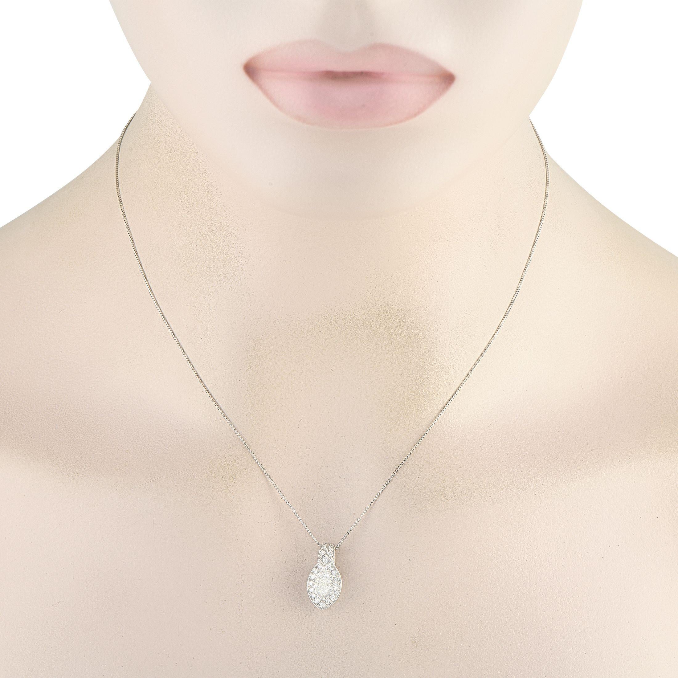 Ce collier classique est simple, élégant et sophistiqué. Diamants d'un poids total de 0,65 carats  dont un magnifique diamant de taille marquise au centre  permettent à cette pièce d'émaner de la lumière sans effort. Le pendentif en platine mesure