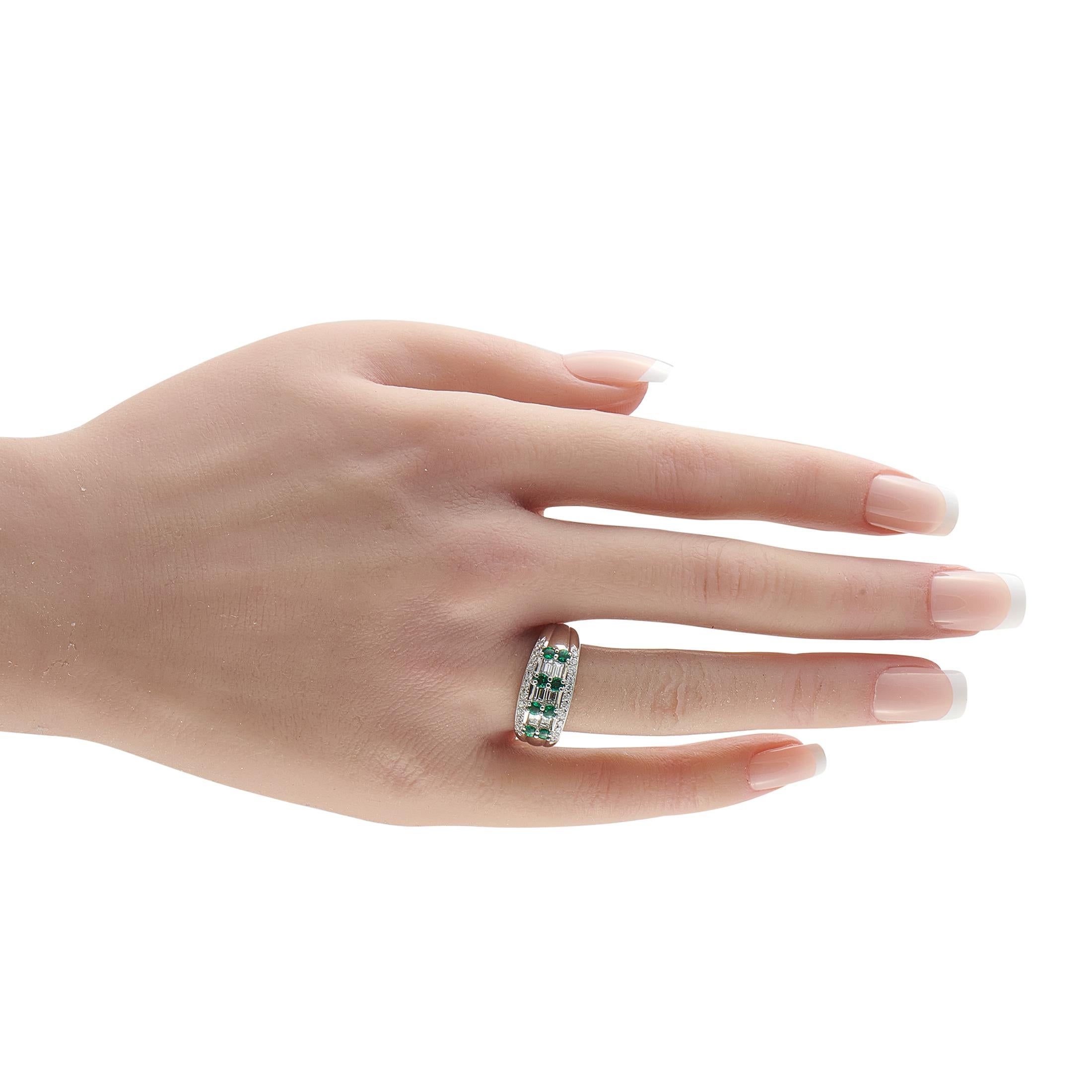 Platinum 0.66ct Diamond and Emerald Ring MF19-110525 Corte baguette en venta