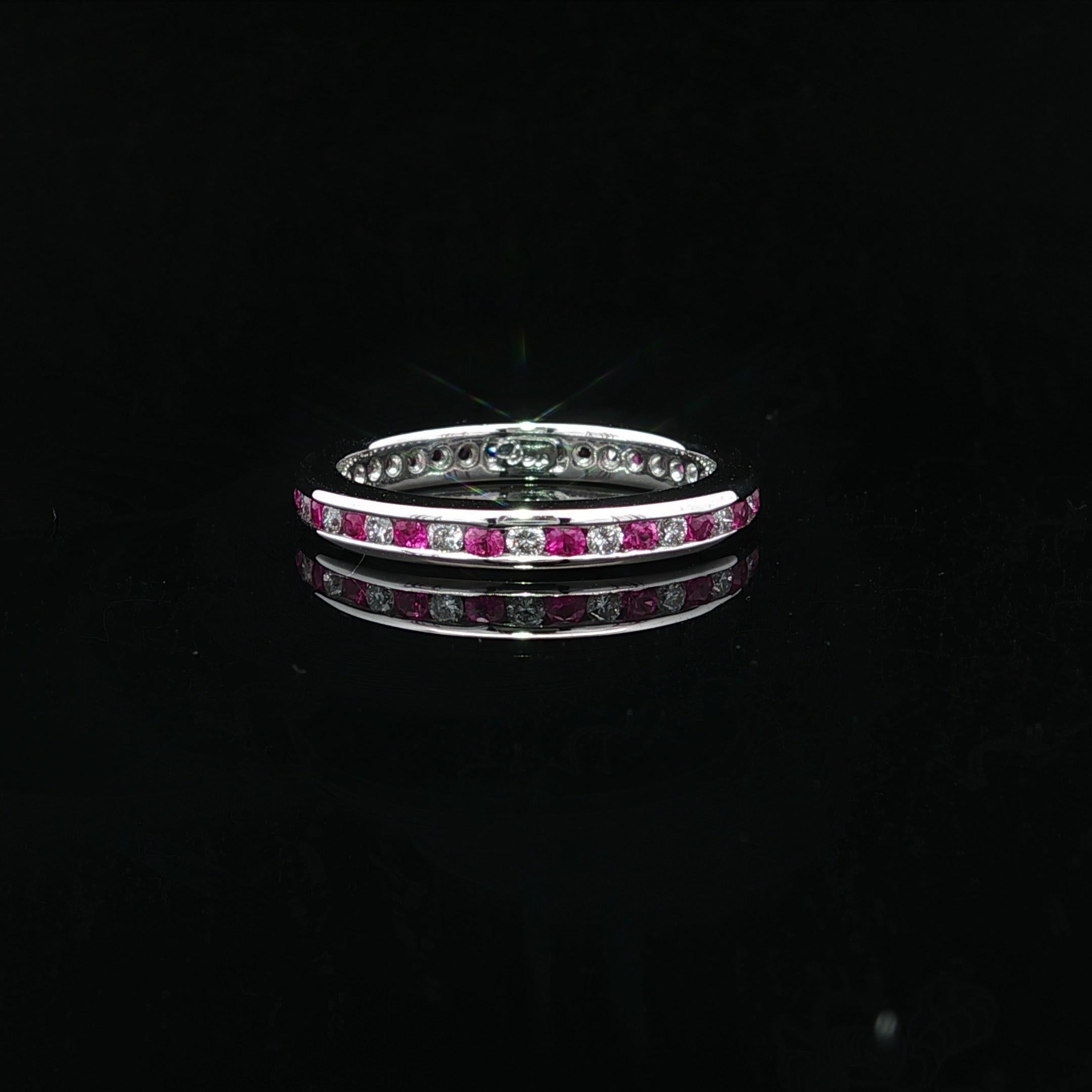 --Pierre(s) :...
(19) Saphir rose véritable naturel - taille ronde et brillante - en serti clos - couleur rose vif - 0,42ctw (approx.)
(18) Diamants naturels authentiques - taille ronde brillante - sertis en chaîne - beaux diamants blancs brillants