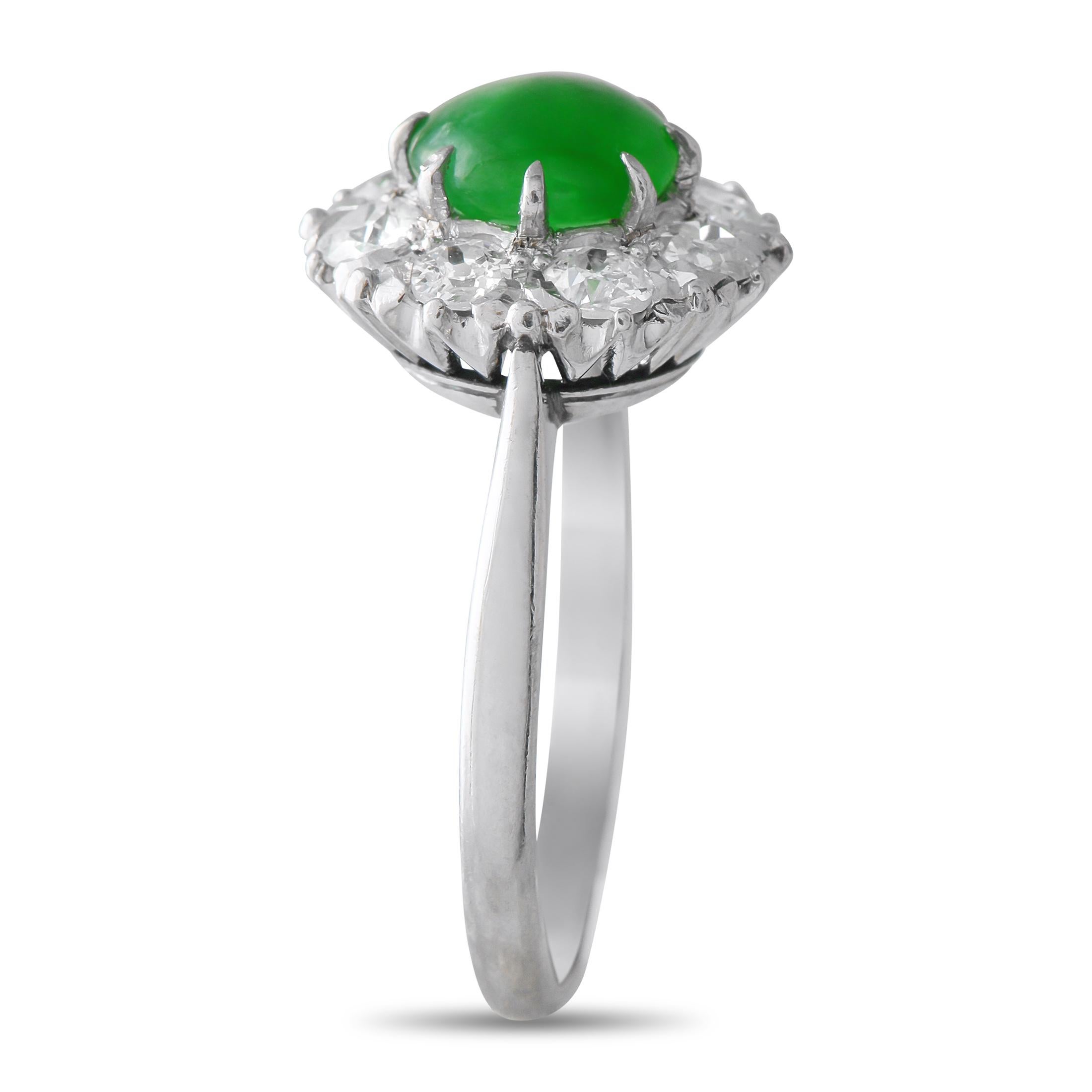 Un cabochon di giada da 1,10 carati fa bella mostra di sé al centro di questo anello realizzato in modo impeccabile. È circondato da una scintillante aureola di diamanti per un peso totale di 0,70 carati. Realizzato in platino, la fascia larga 2 mm