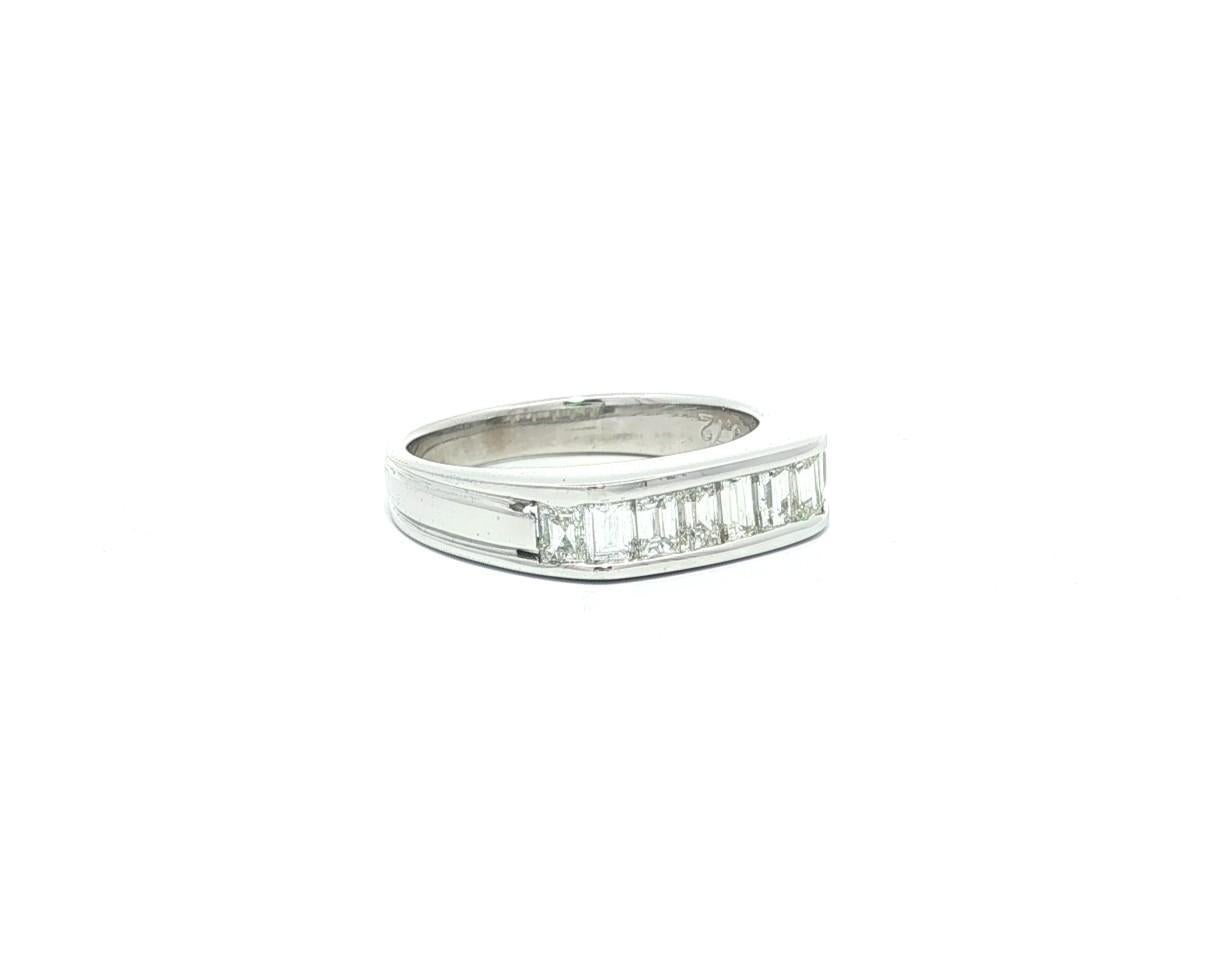 Bague en platine 0.72ct Baguette Cut Channel Set Diamond Squared Top Stack Band Ring en vente 5