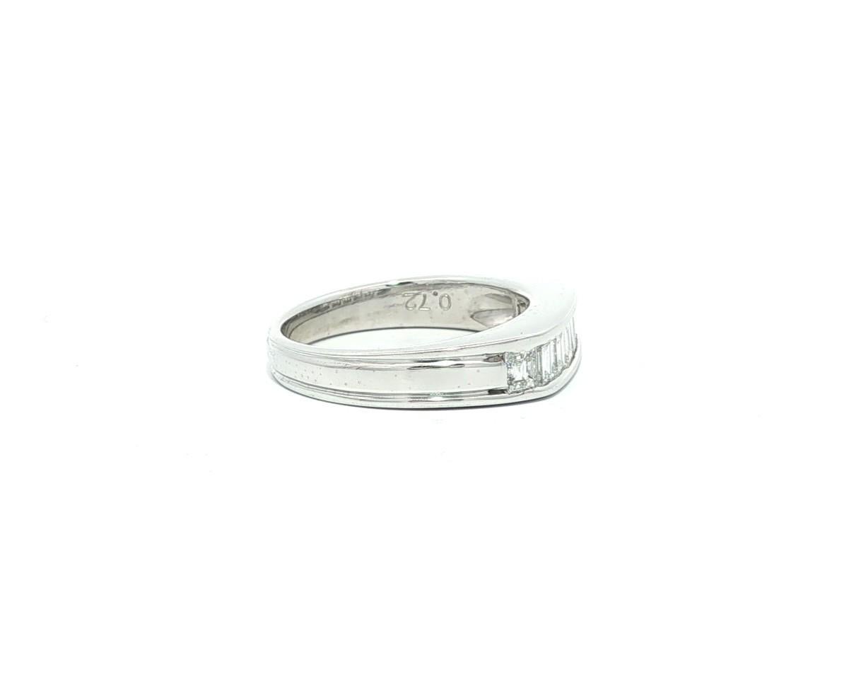 Bague en platine 0.72ct Baguette Cut Channel Set Diamond Squared Top Stack Band Ring en vente 6