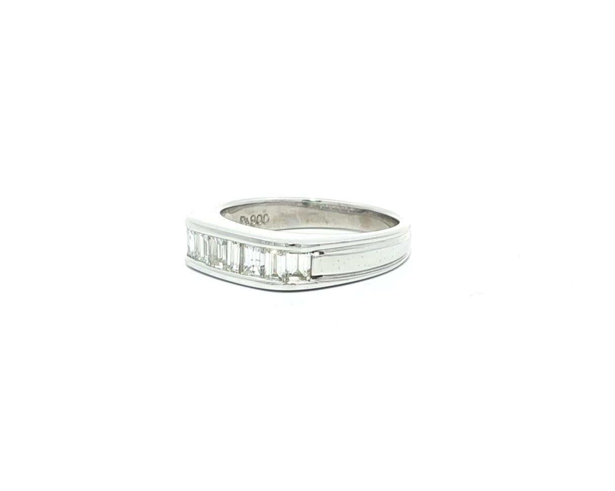 Bague en platine 0.72ct Baguette Cut Channel Set Diamond Squared Top Stack Band Ring en vente 7