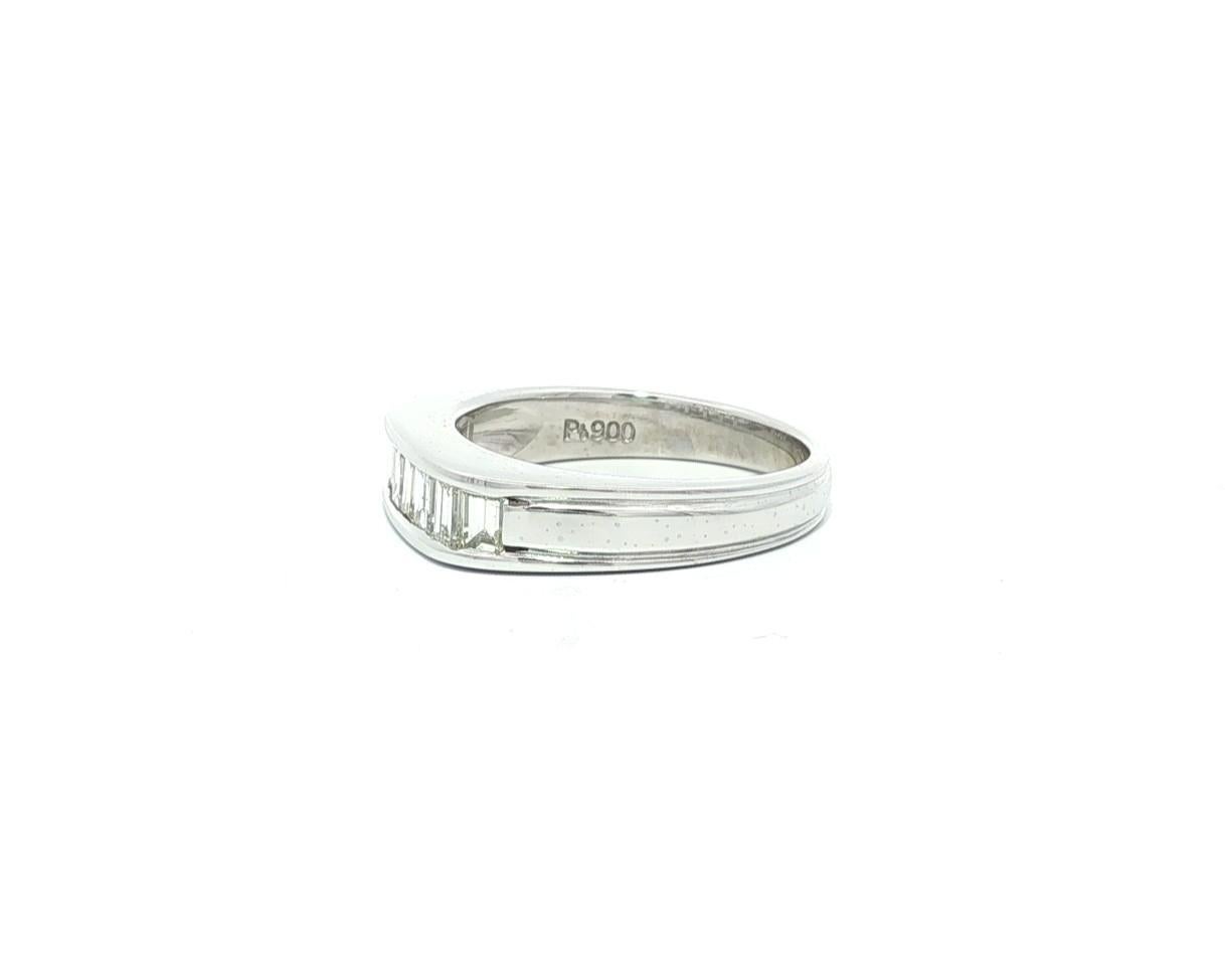 Bague en platine 0.72ct Baguette Cut Channel Set Diamond Squared Top Stack Band Ring en vente 8