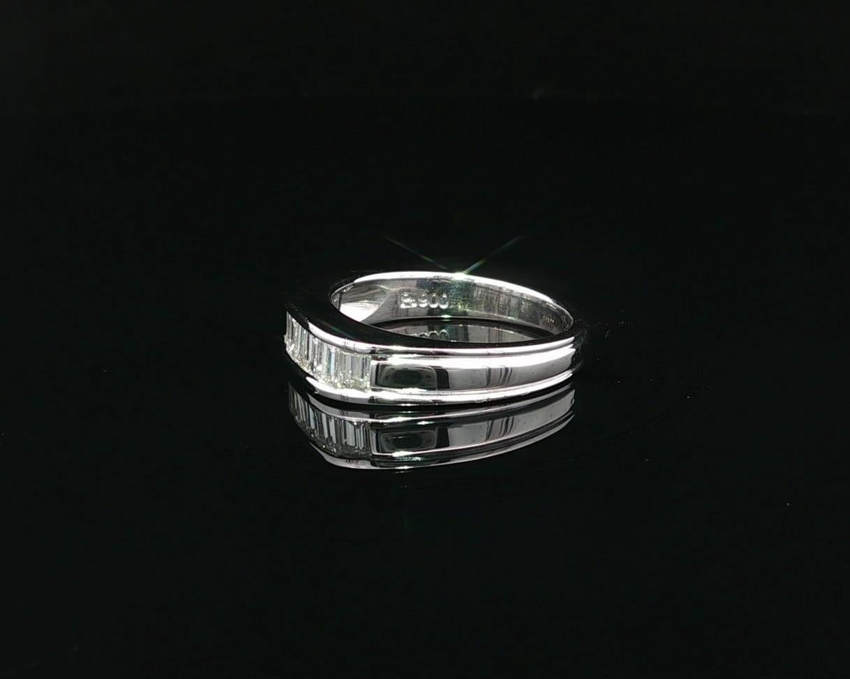 Bague en platine 0.72ct Baguette Cut Channel Set Diamond Squared Top Stack Band Ring en vente 11