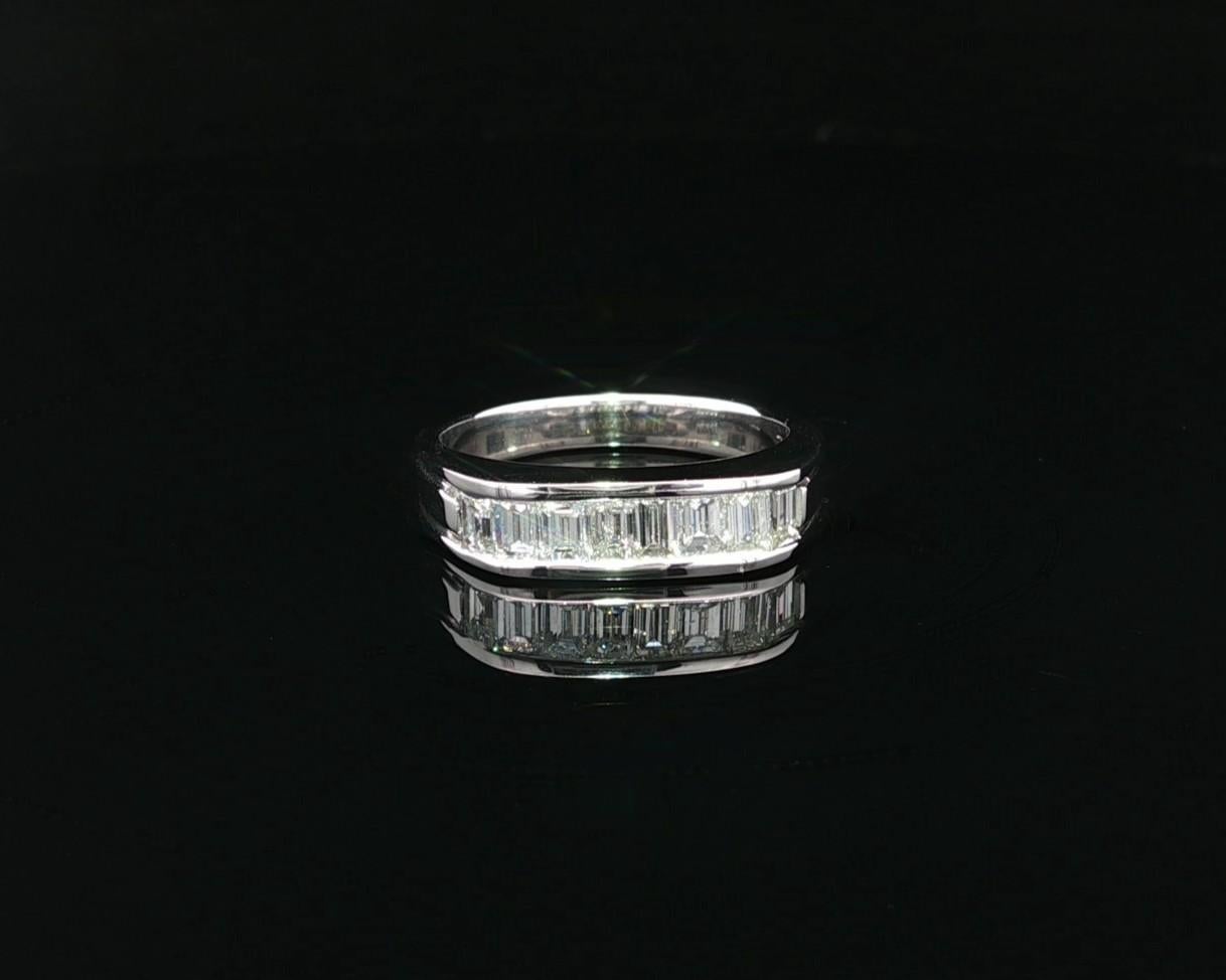 -Pierre(s) : -
(8) Diamants naturels authentiques - taille baguette - serti clos - beaux diamants blancs brillants - 0,72ctw (exact)

Matériau : Platine massif
Poids total :  5.42 grammes
Taille : 5.0 (ajusté sur un doigt, veuillez nous contacter