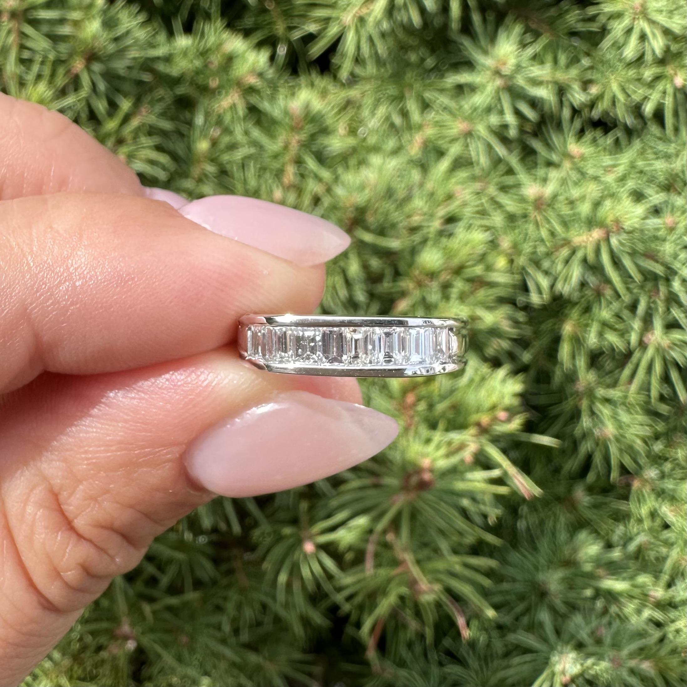 Bague en platine 0.72ct Baguette Cut Channel Set Diamond Squared Top Stack Band Ring en vente 1