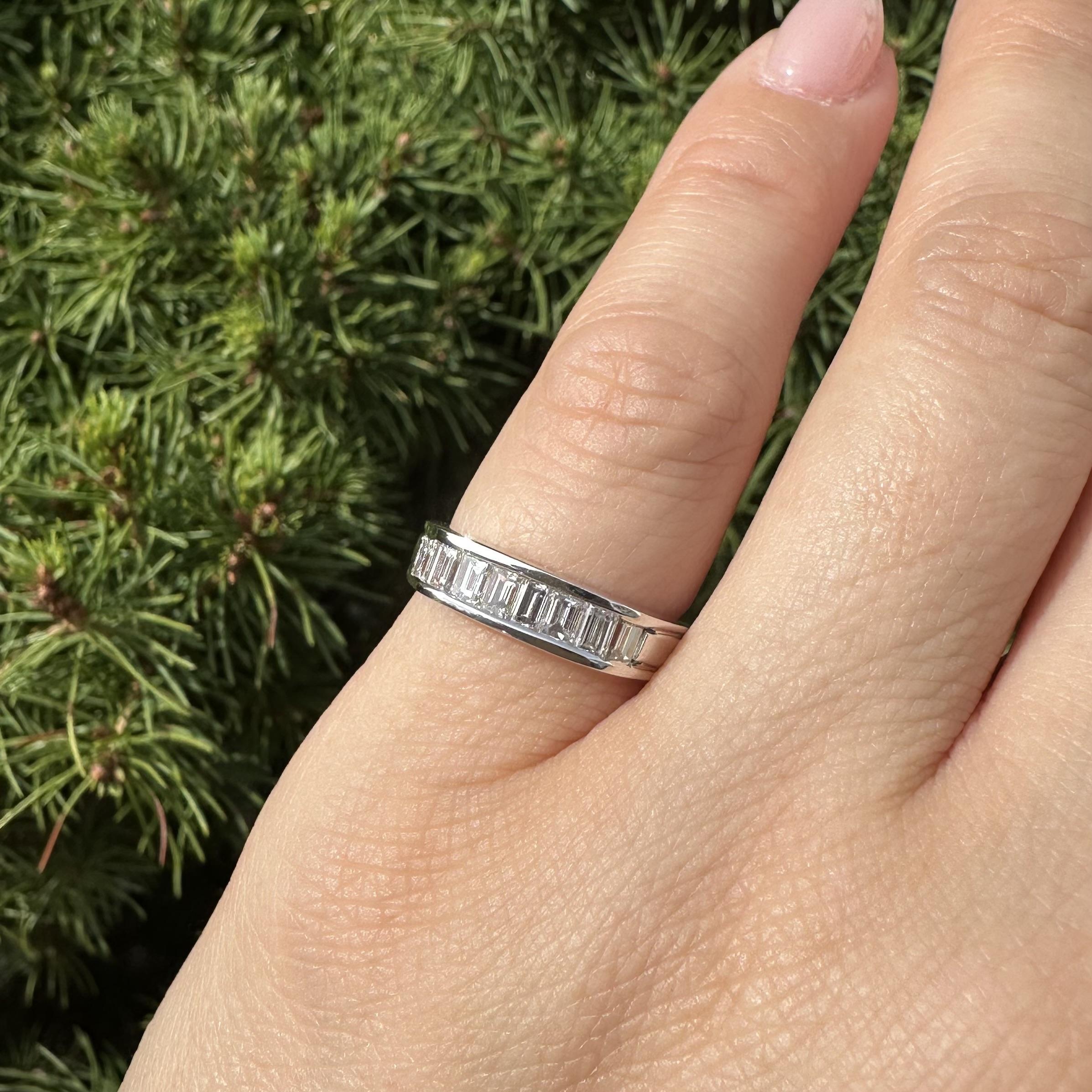 Bague en platine 0.72ct Baguette Cut Channel Set Diamond Squared Top Stack Band Ring en vente 2