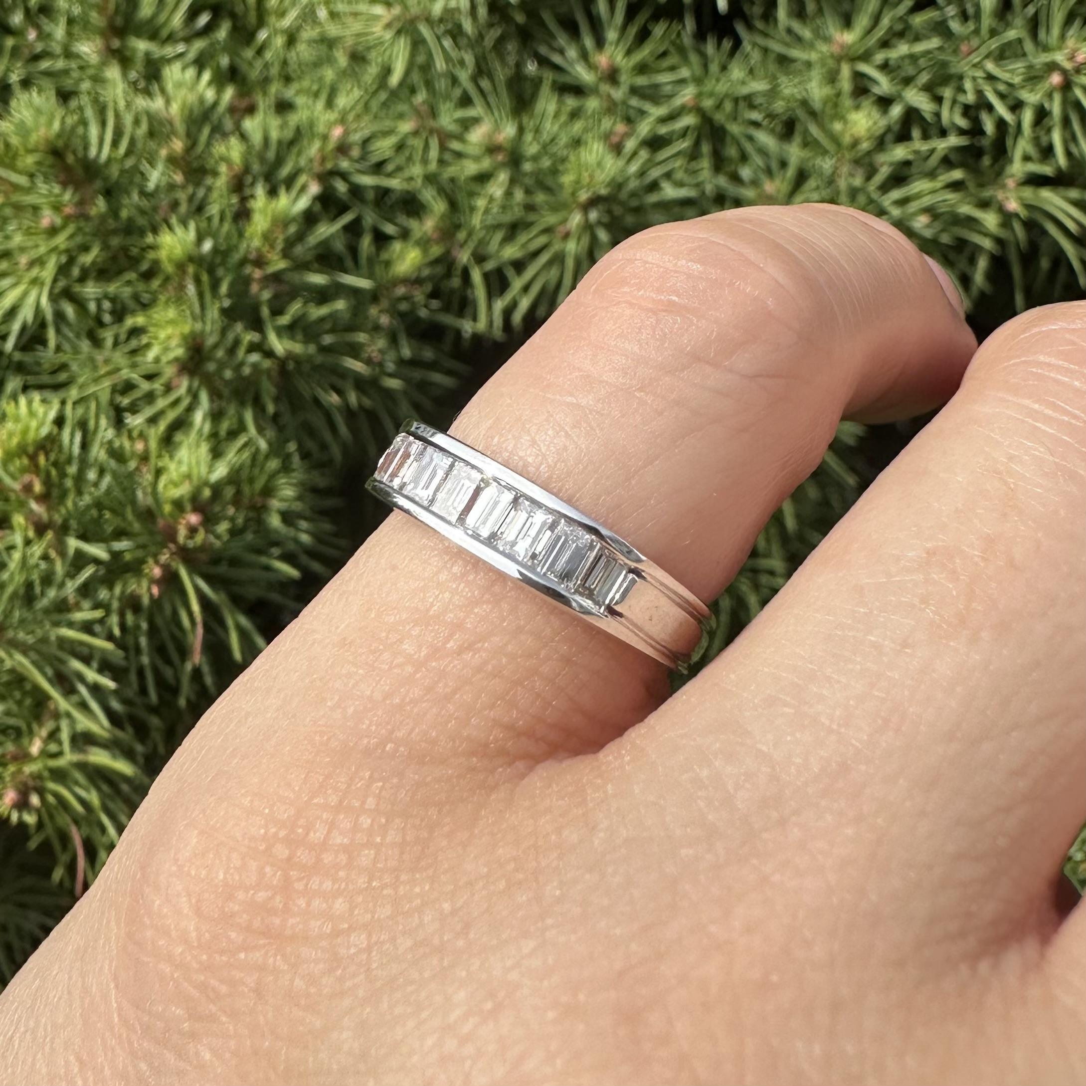 Bague en platine 0.72ct Baguette Cut Channel Set Diamond Squared Top Stack Band Ring en vente 3