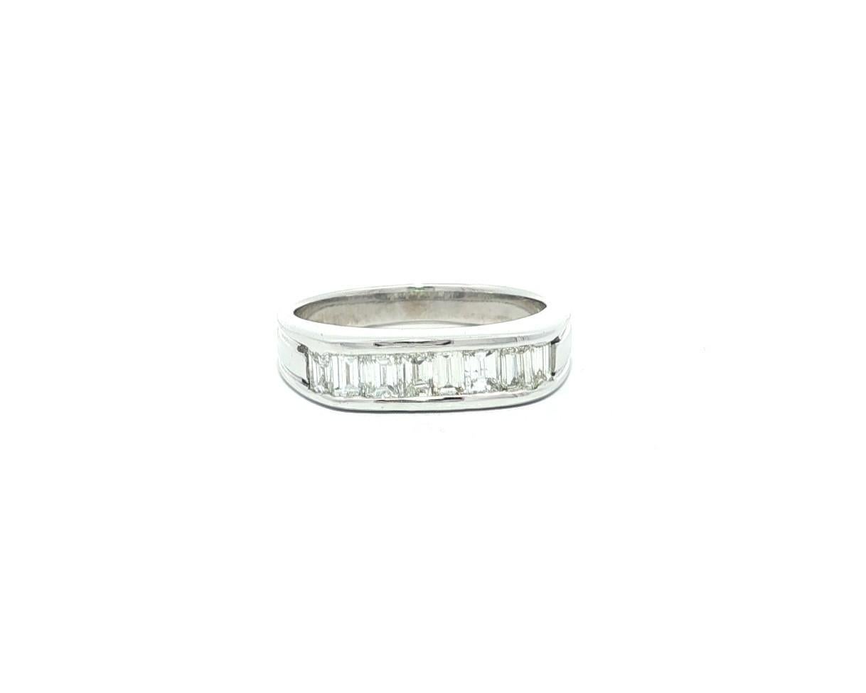 Bague en platine 0.72ct Baguette Cut Channel Set Diamond Squared Top Stack Band Ring en vente 4