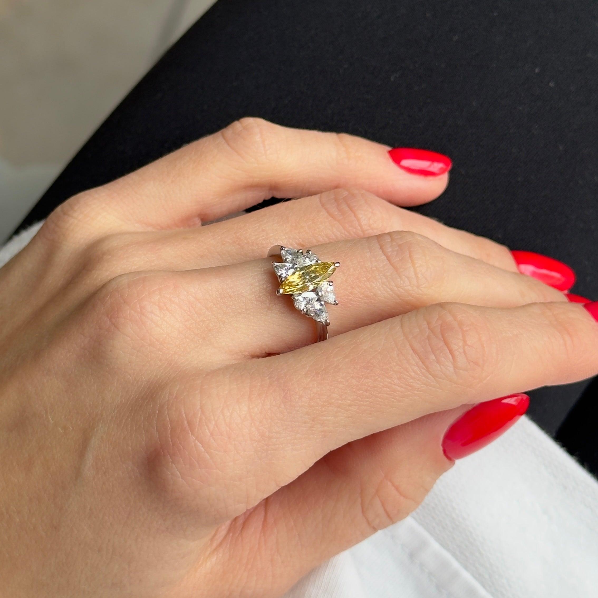 Époque : Domaine moderne
Composition : Platine
Pierre principale : Un diamant marquise naturel
Poids en carats : Environ 0,74 carats
Couleur / Clarté : Jaune intense fantaisie / VS2
Pierre d'accent : Six diamants poires
Poids total en carats : 0,75