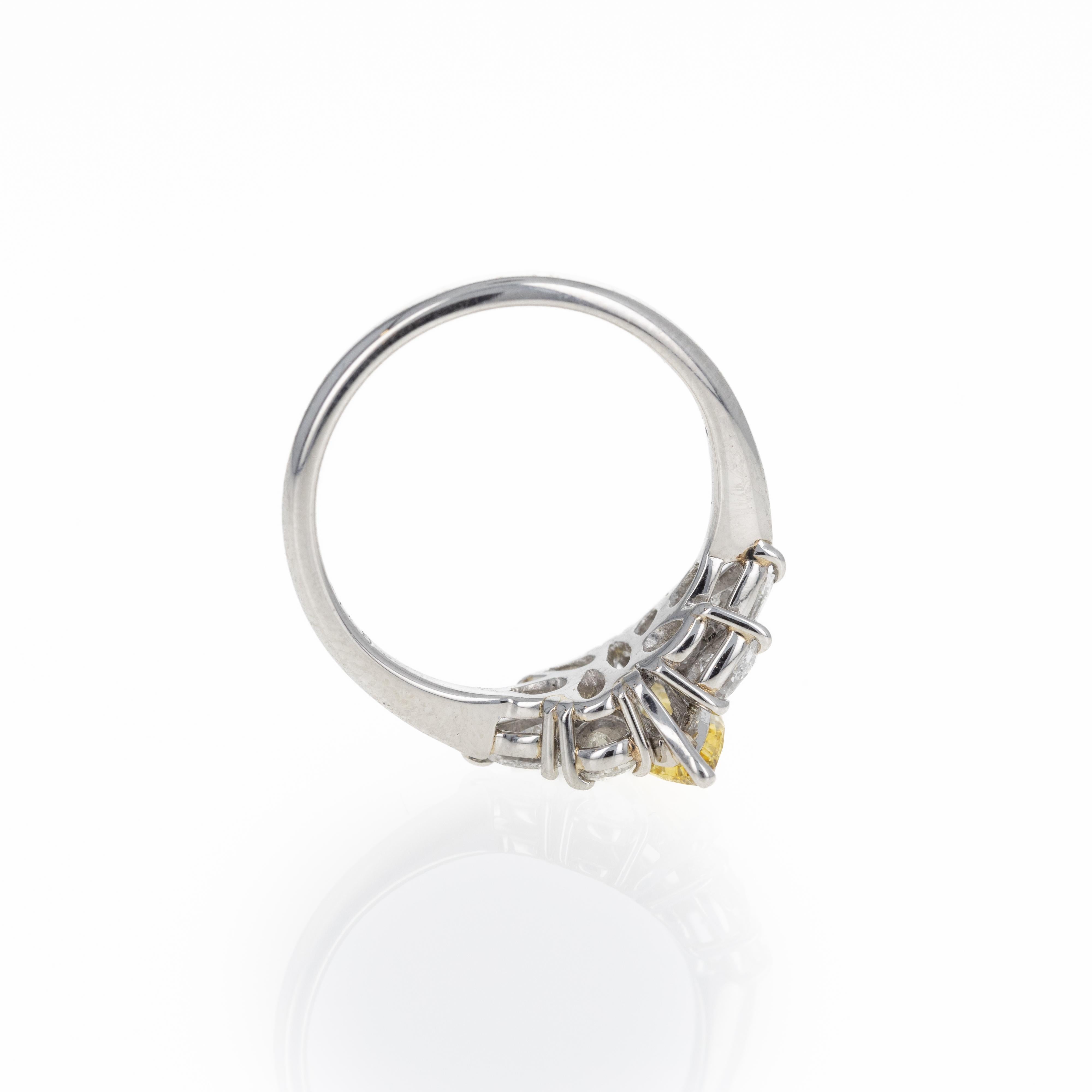 Taille Marquise Bague de fiançailles en platine avec diamant marquise jaune intense fantaisie de 0,74 carat en vente