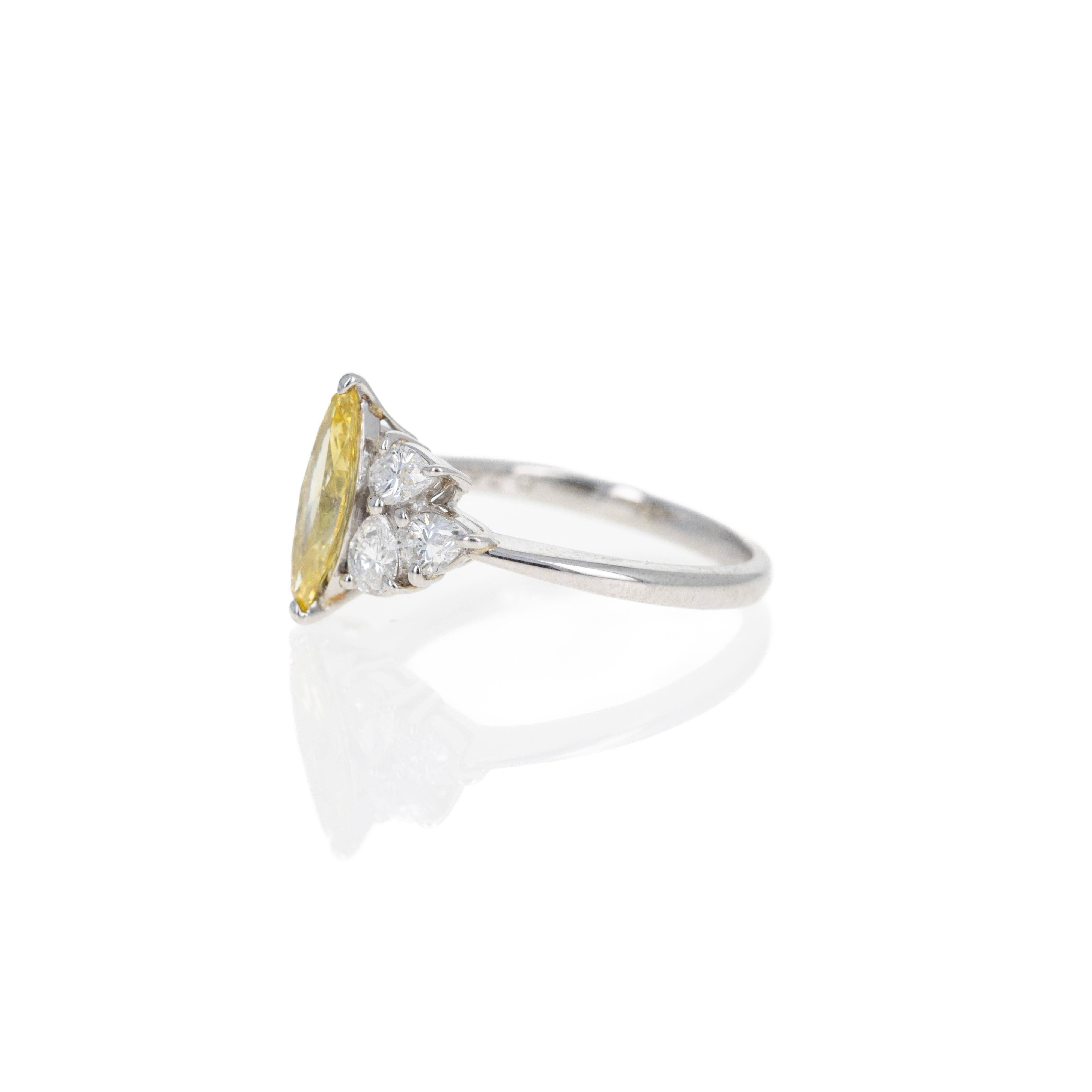 Bague de fiançailles en platine avec diamant marquise jaune intense fantaisie de 0,74 carat Pour femmes en vente