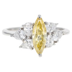Anello di fidanzamento in platino con diamante marquise giallo intenso da 0,74 carati