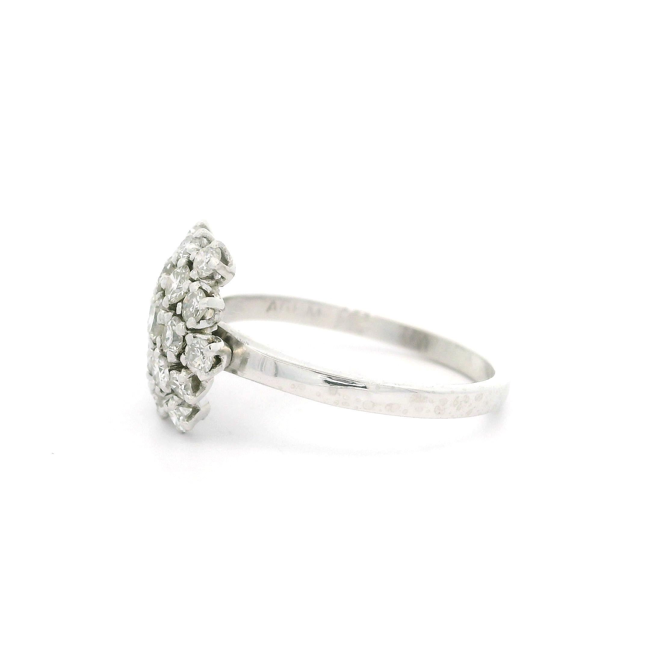 Bague flocon de neige en platine avec diamant taille ancienne de 0,74 carat à profil bas et grappe florale en vente 5