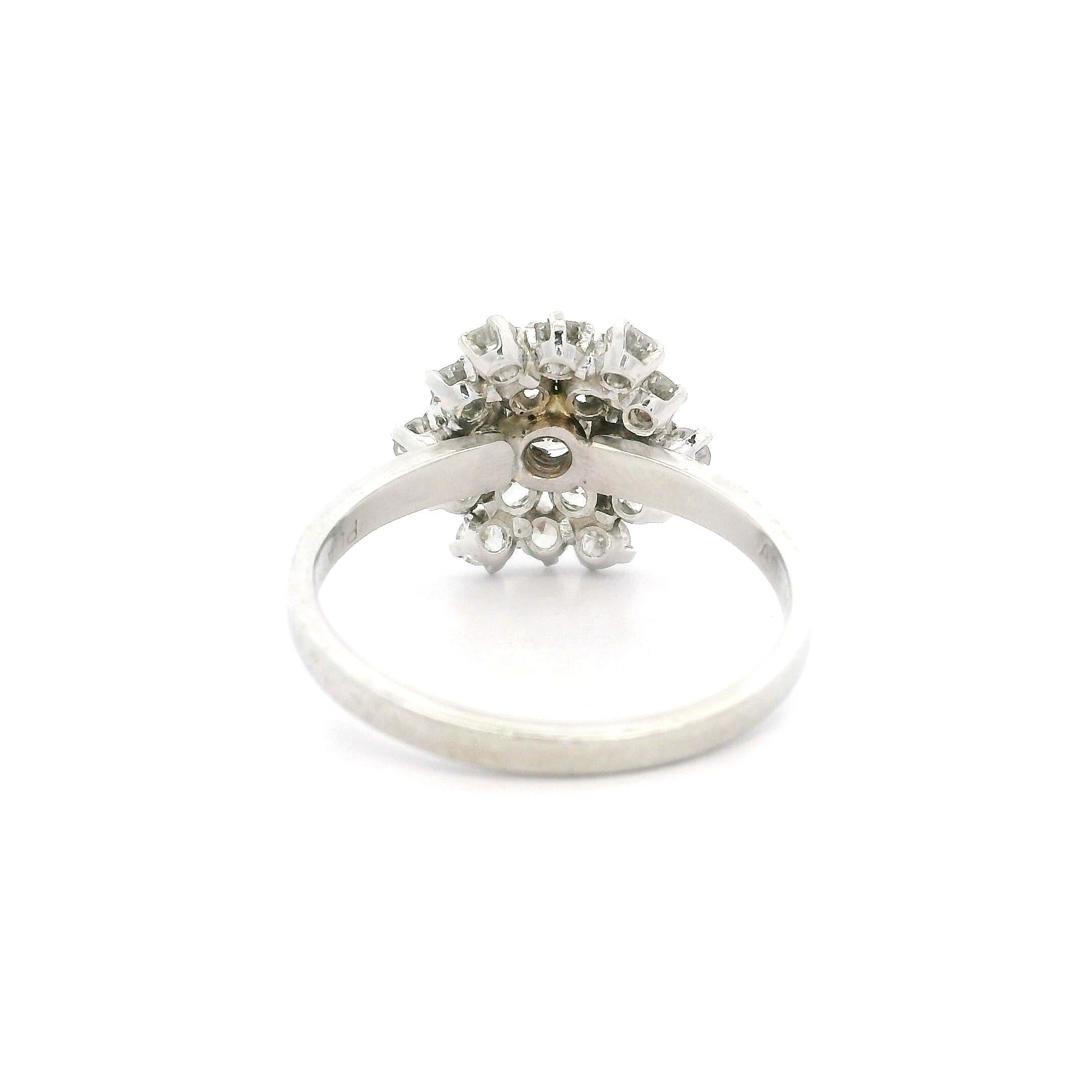 Bague flocon de neige en platine avec diamant taille ancienne de 0,74 carat à profil bas et grappe florale en vente 6