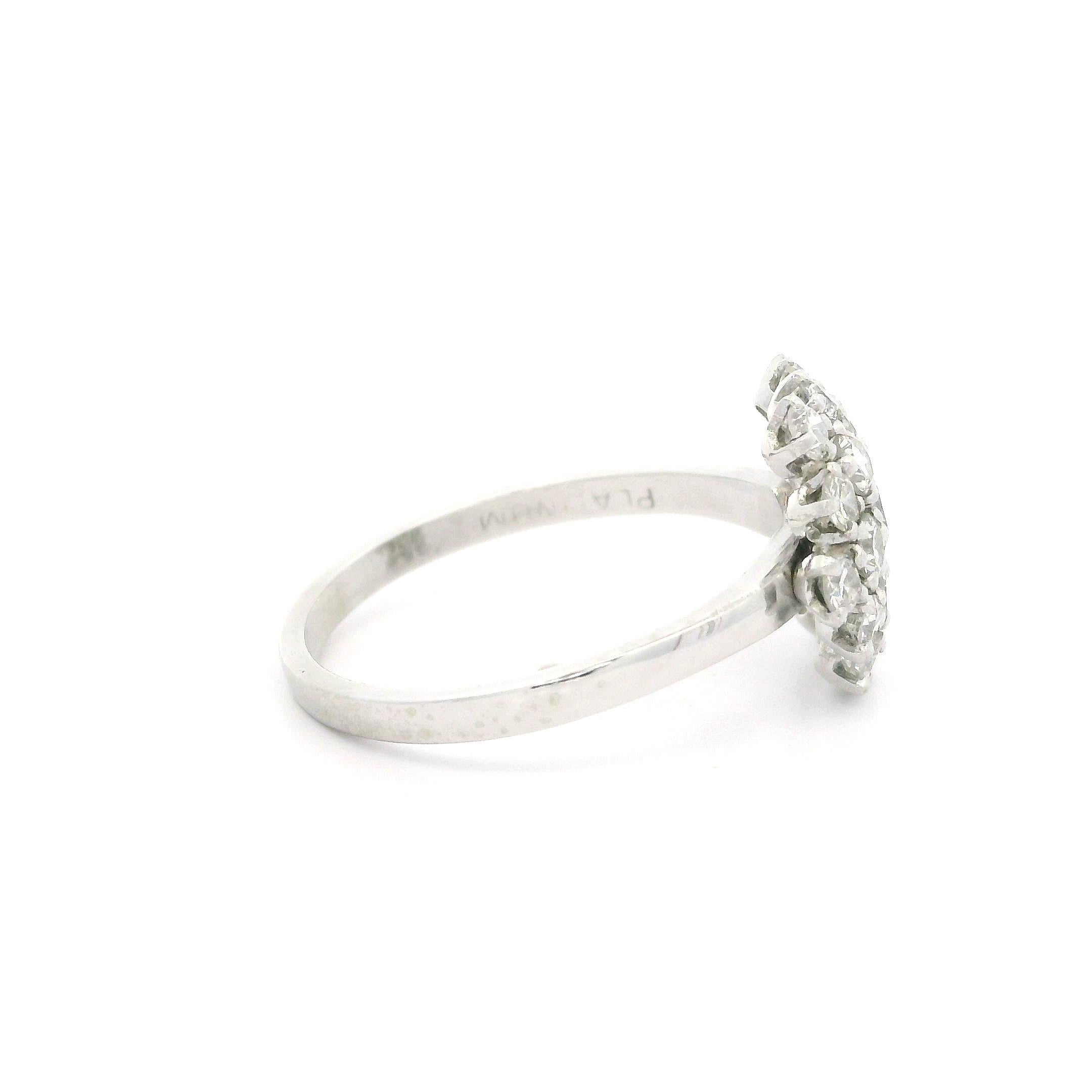 Bague flocon de neige en platine avec diamant taille ancienne de 0,74 carat à profil bas et grappe florale en vente 7