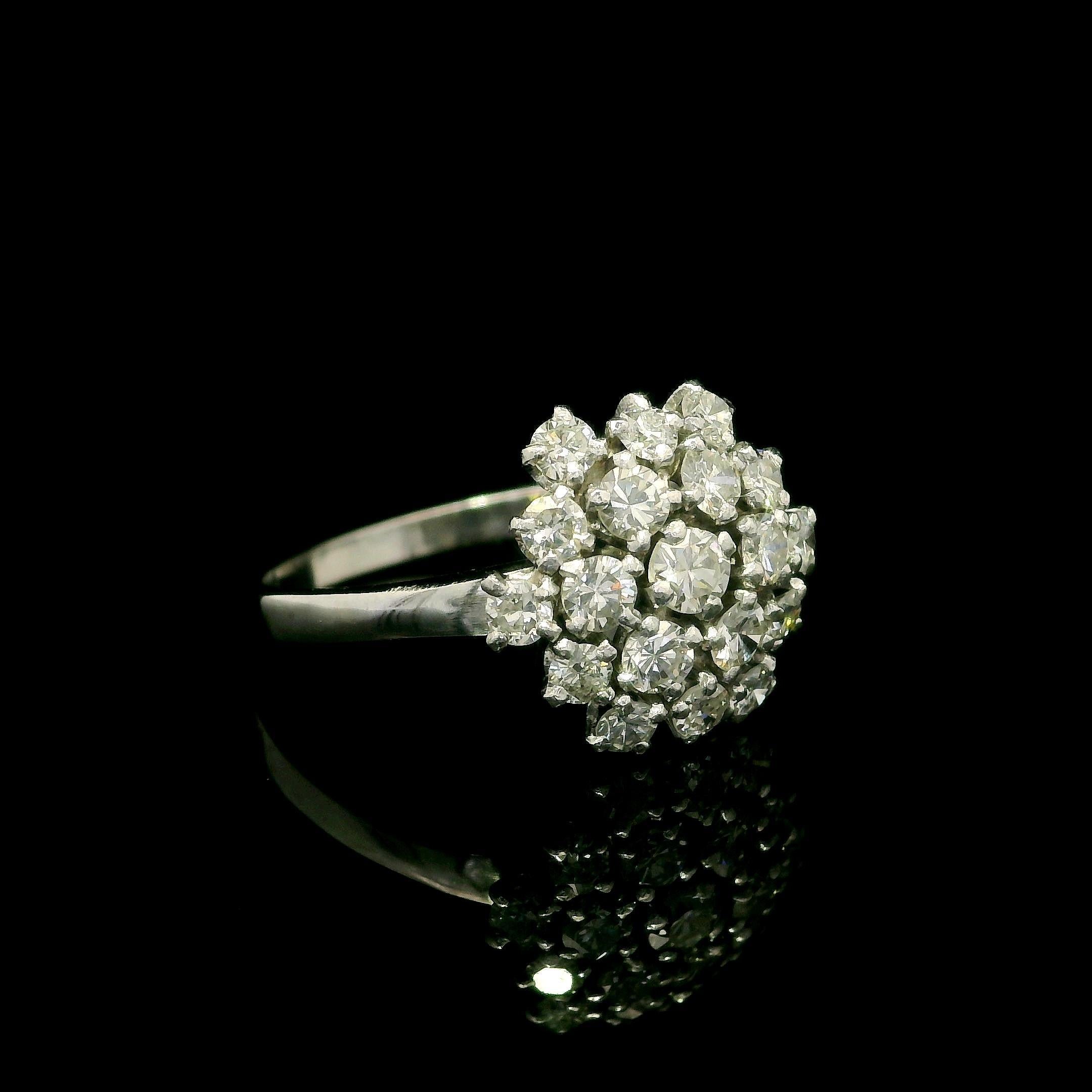 Bague flocon de neige en platine avec diamant taille ancienne de 0,74 carat à profil bas et grappe florale en vente 9